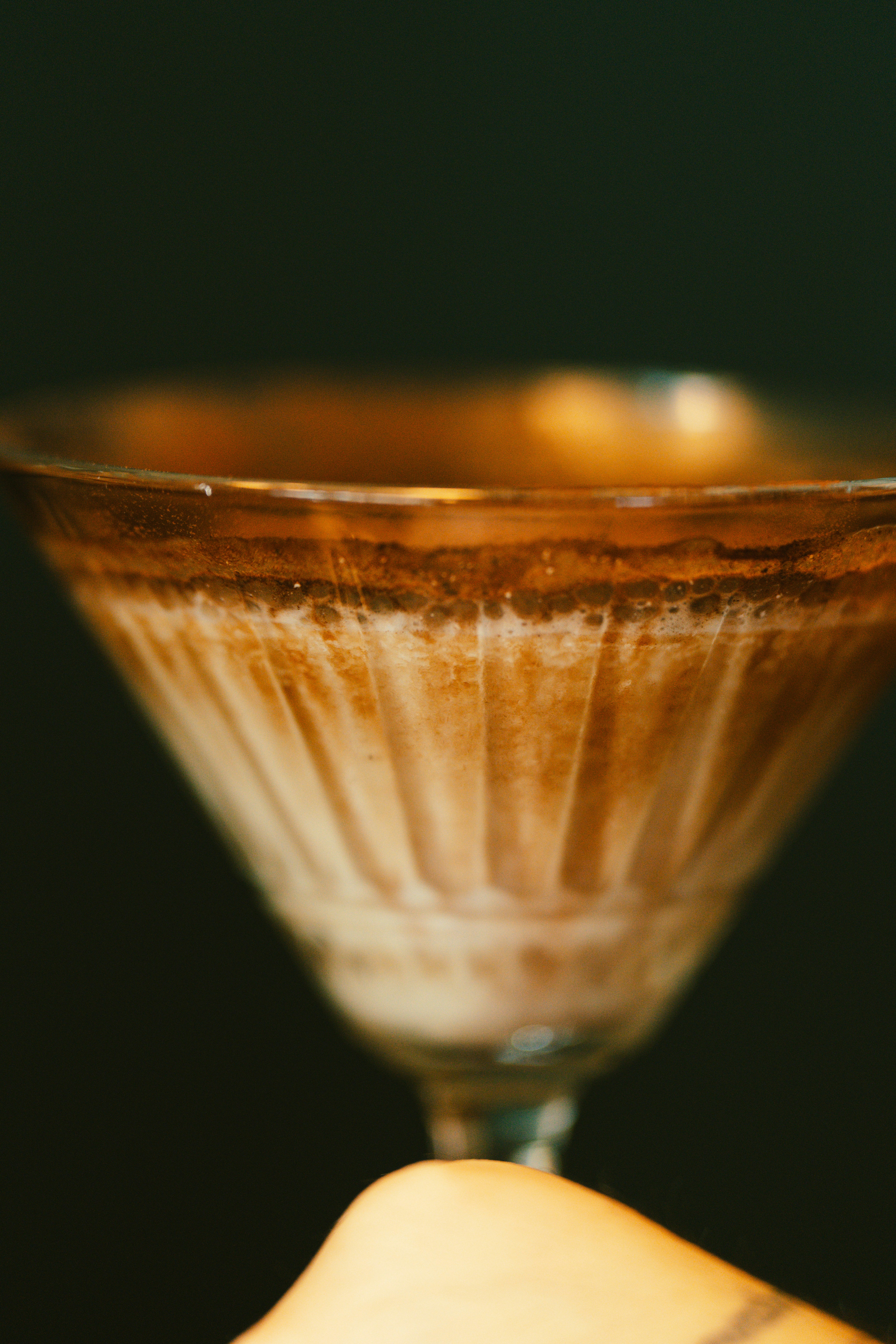 Ein cremiges braunes Getränk im Glas