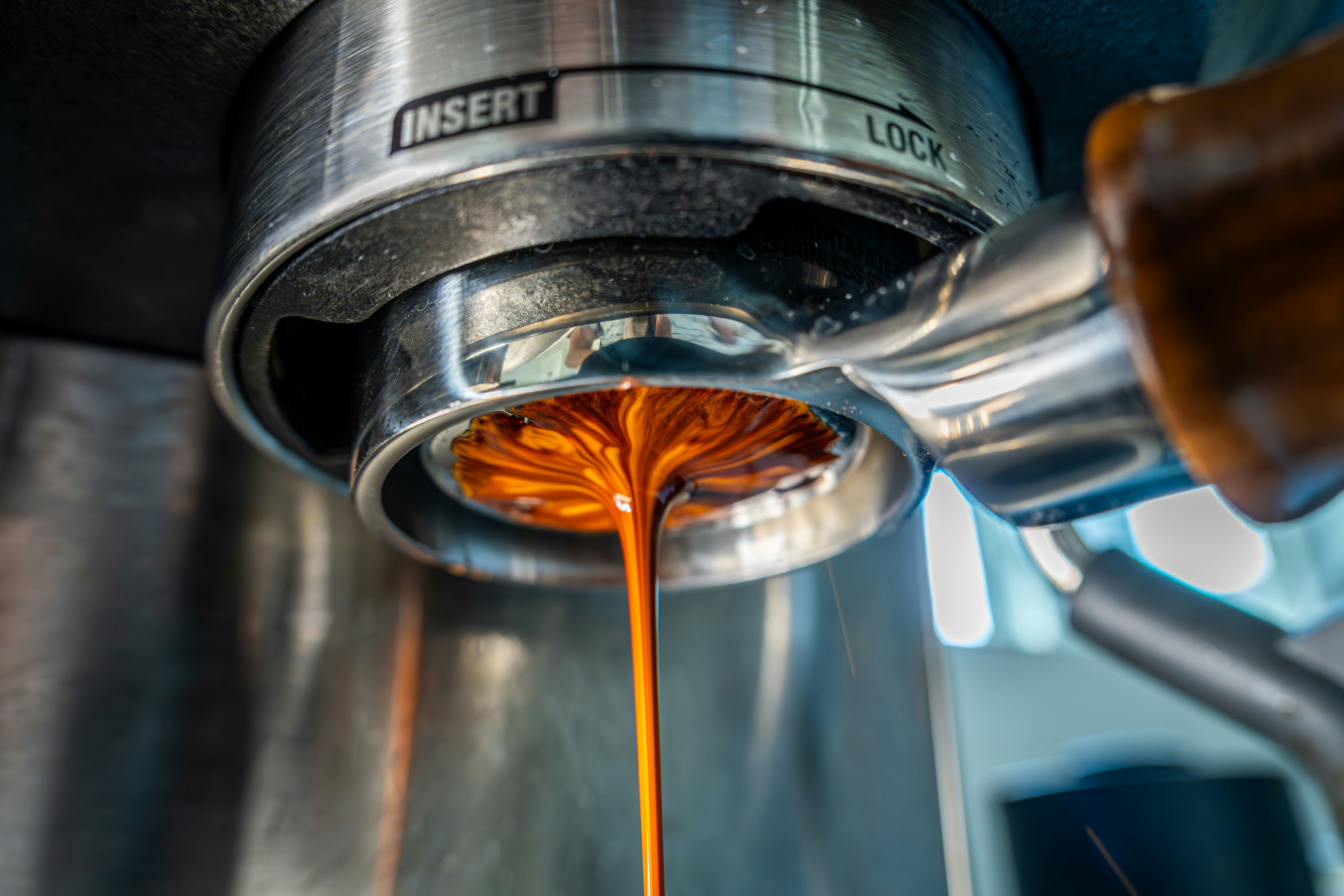 Espresso recién vertido desde el portafiltro de la cafetera
