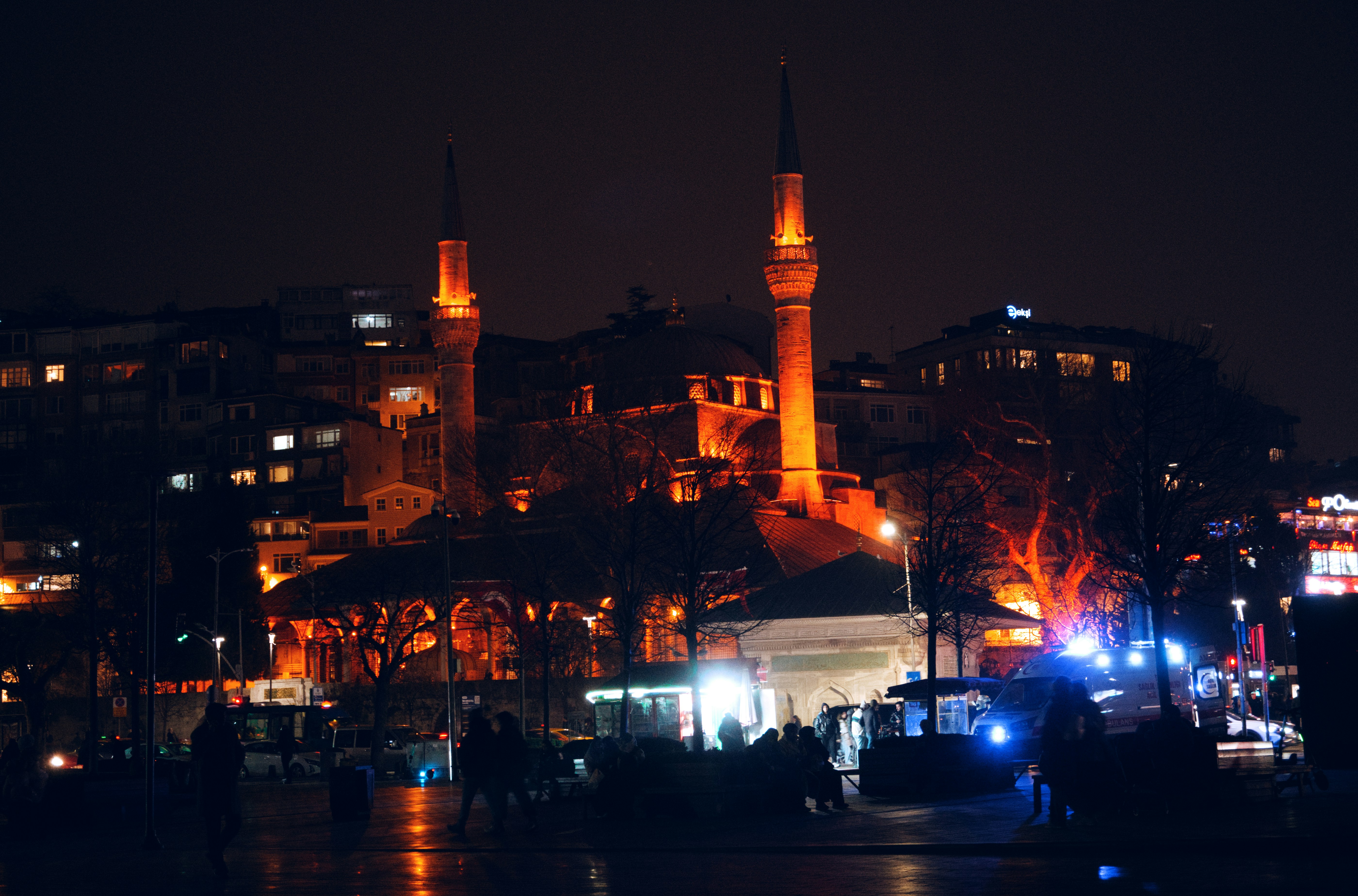 Moschea illuminata di notte con le luci della città