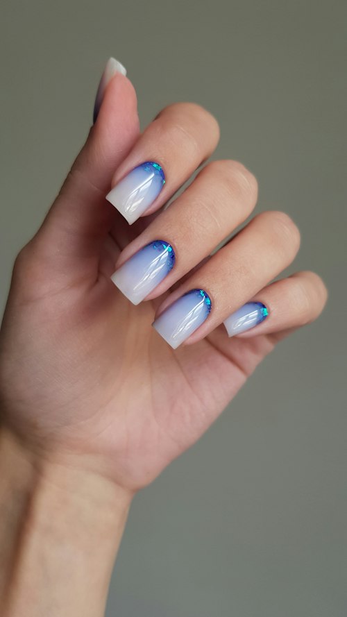 Blue-to-white ombre dip nails