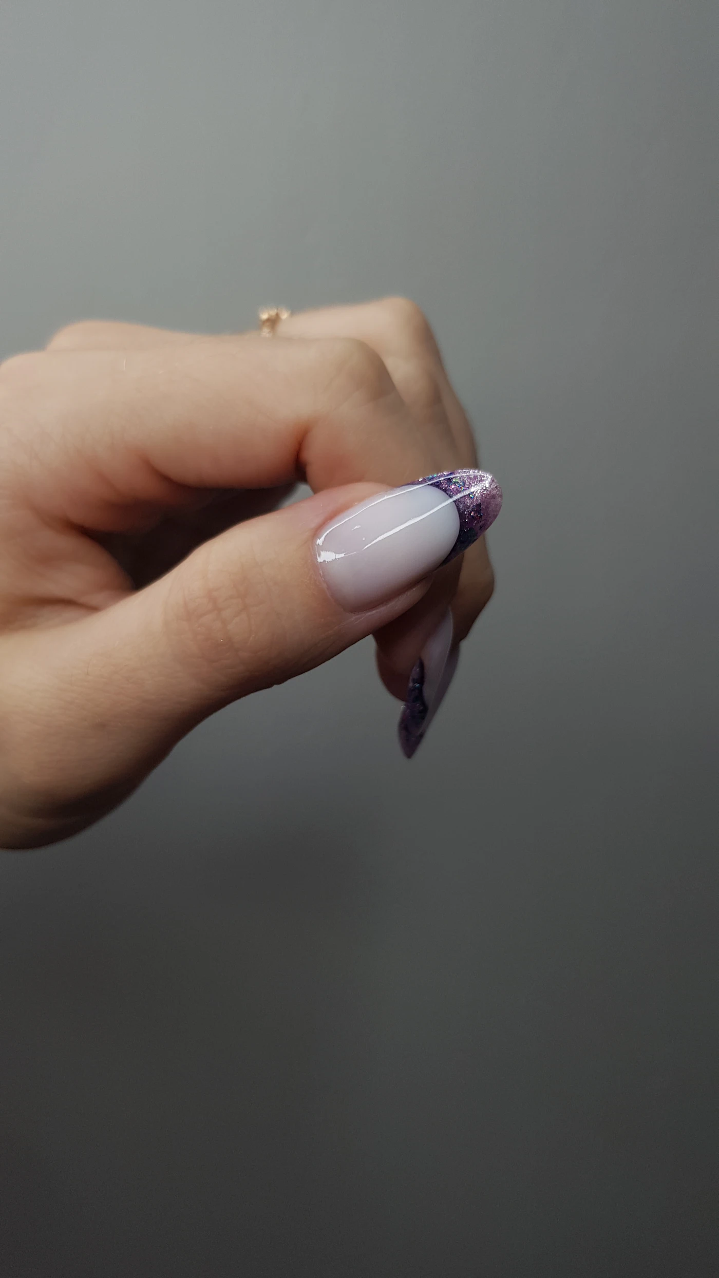 French manicure met subtiel glitteraccent op donkere achtergrond