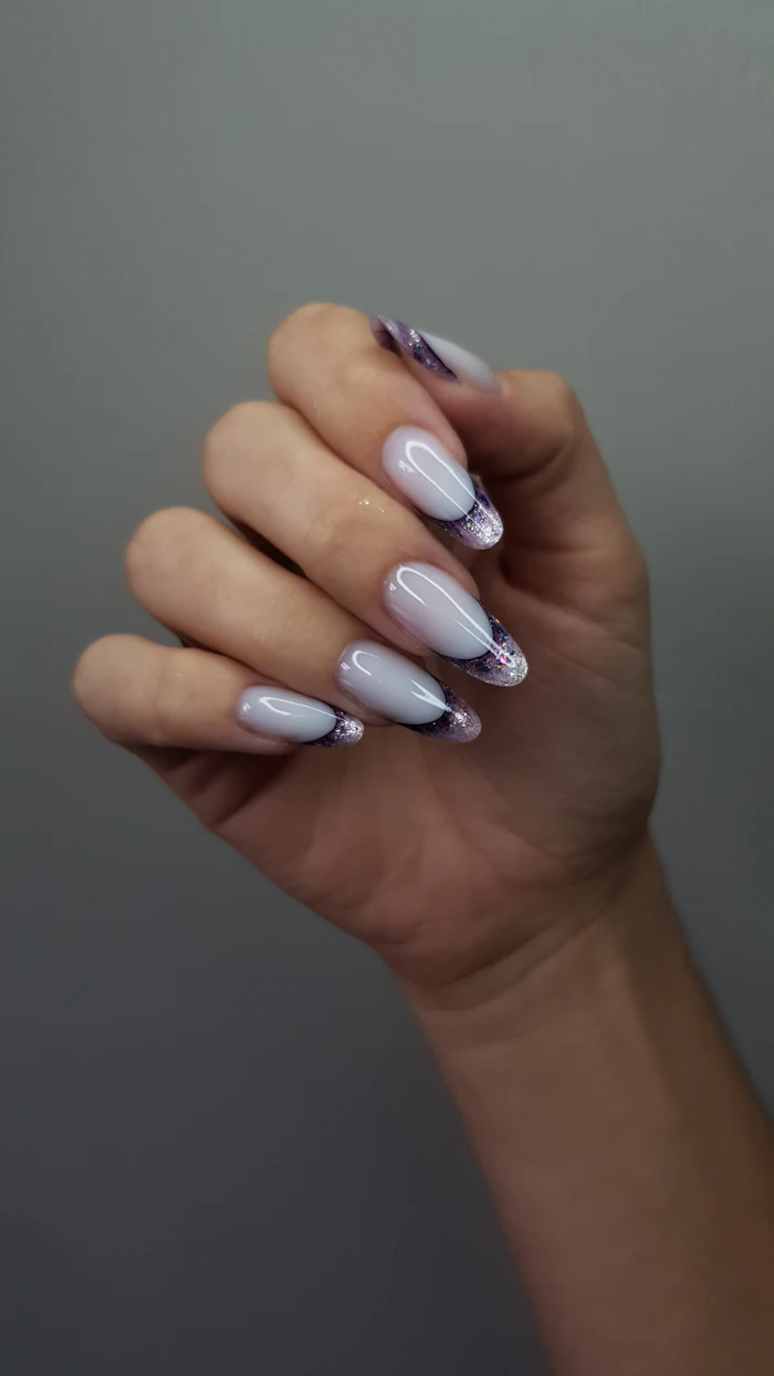 White nails with marbled tips