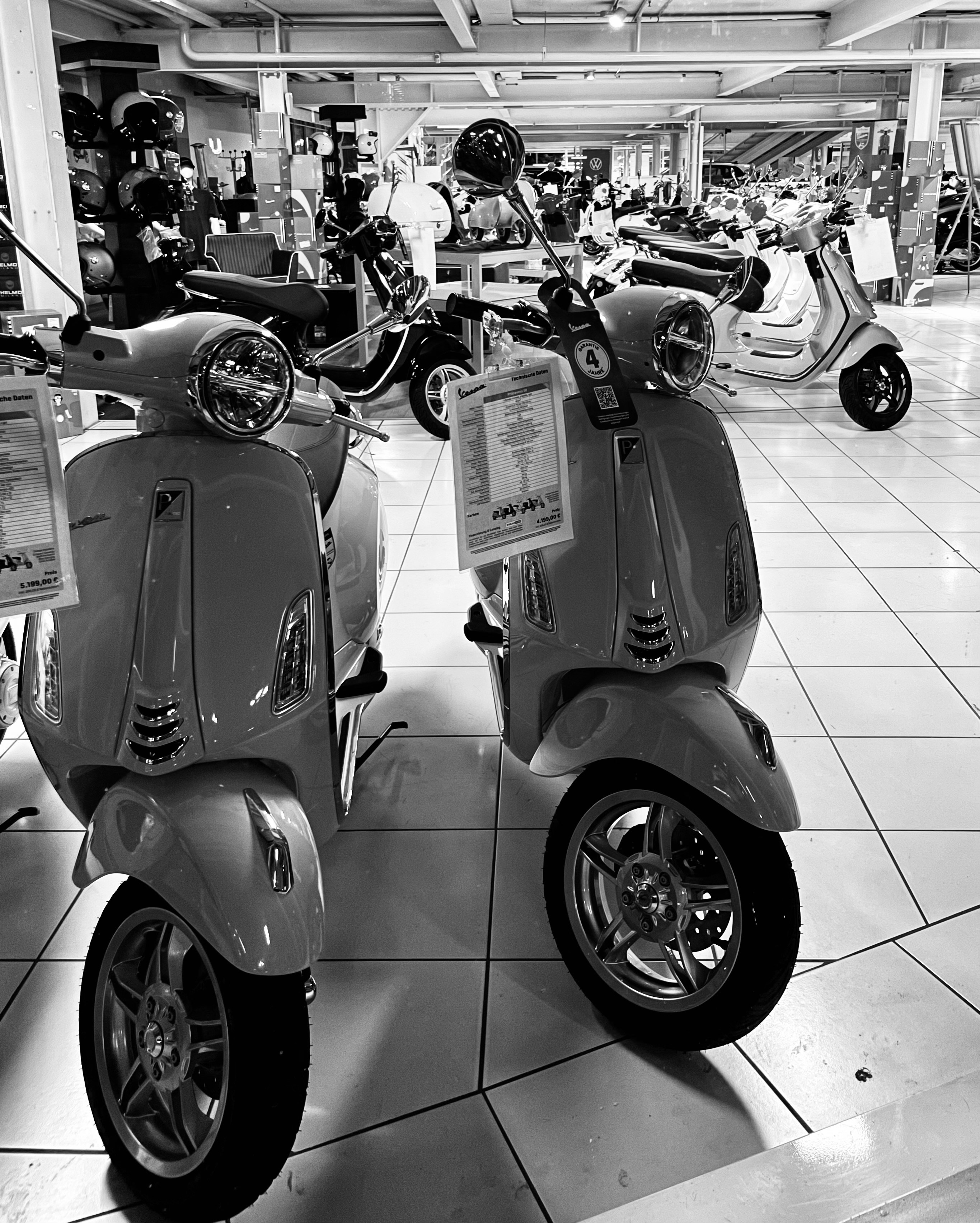 Due scooter esposti in un showroom.