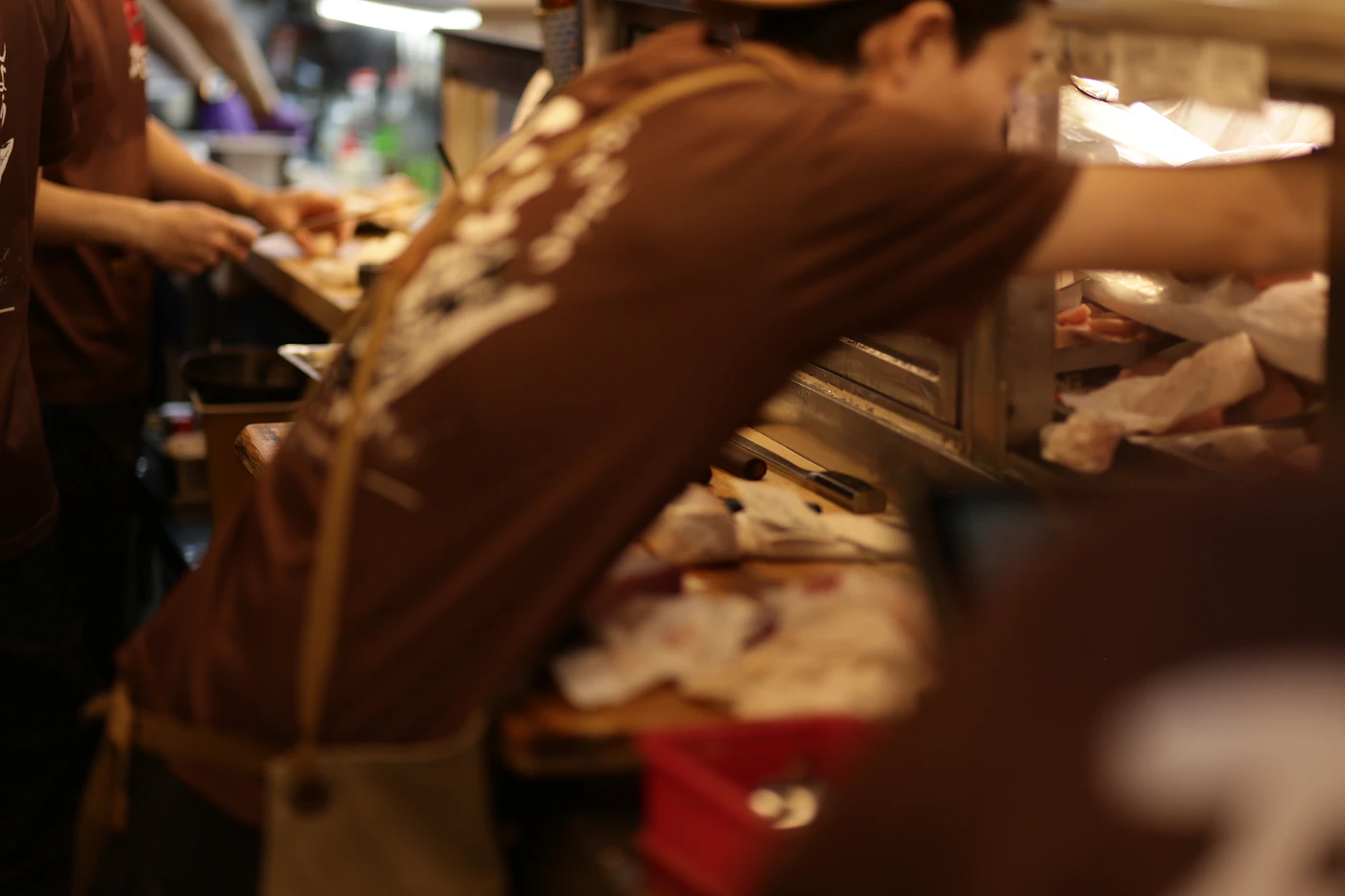 Chef preparando alimentos en cocina profesional
