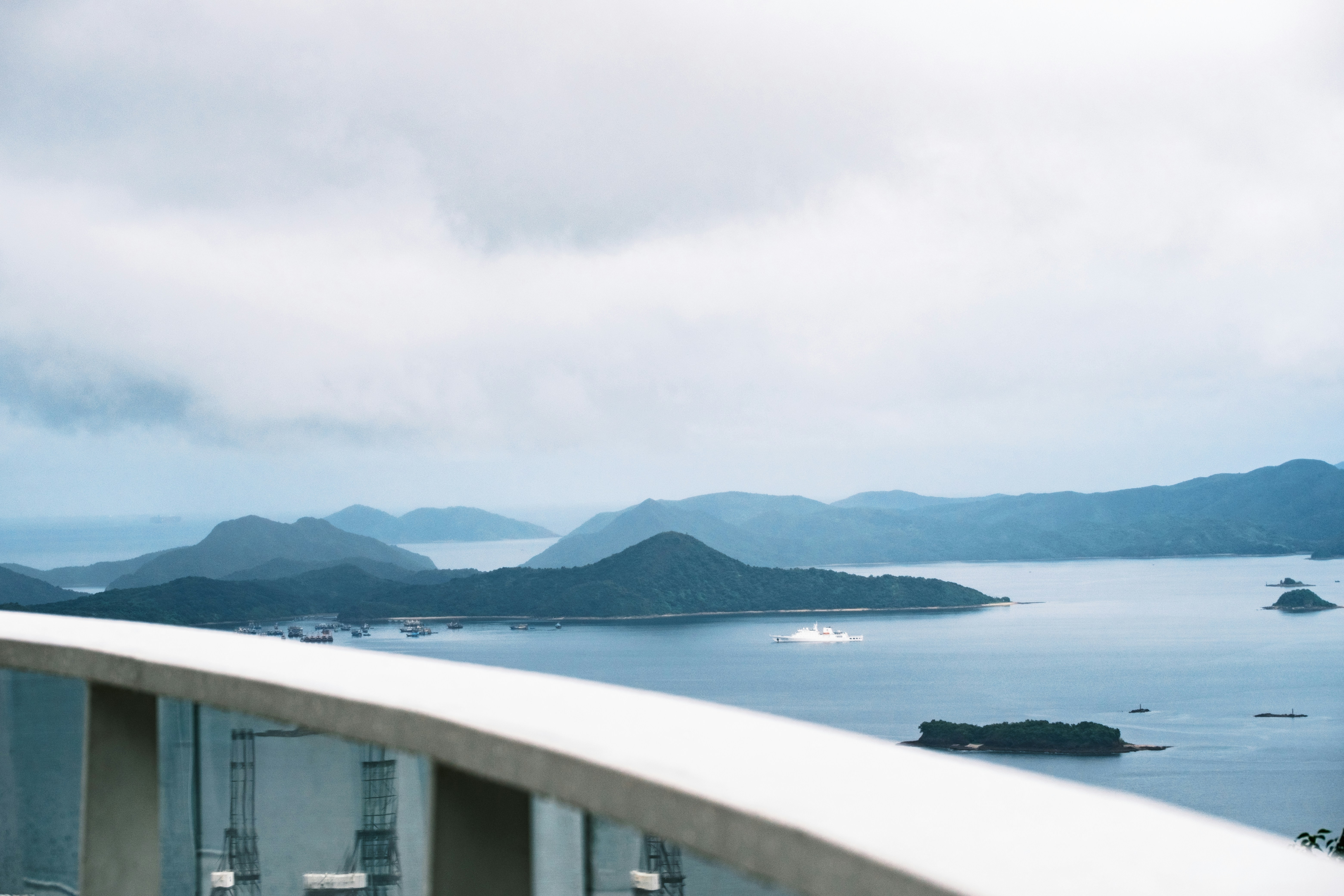 曇り空の下の島々と海