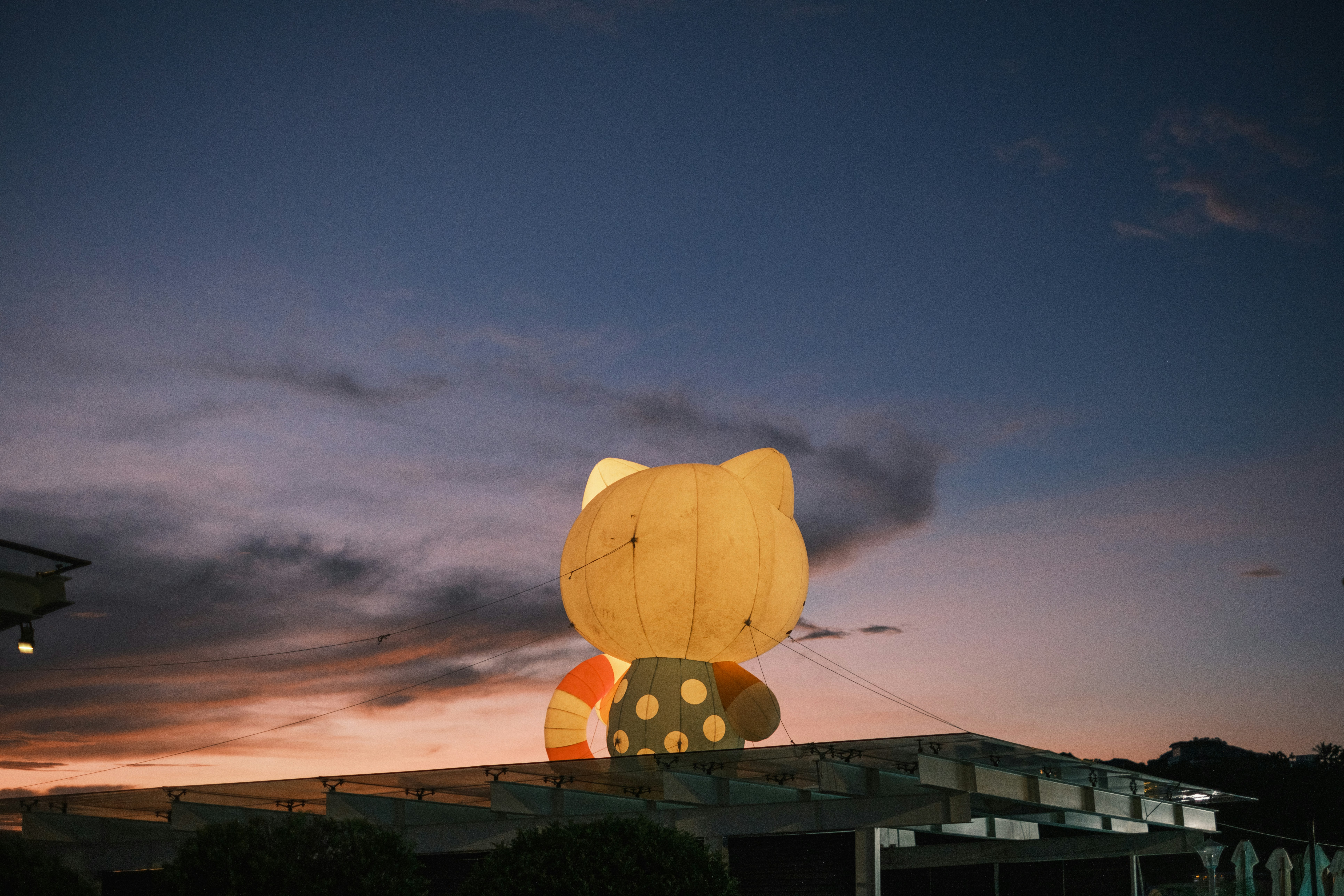 夕暮れ時の巨大なハローキティ風船