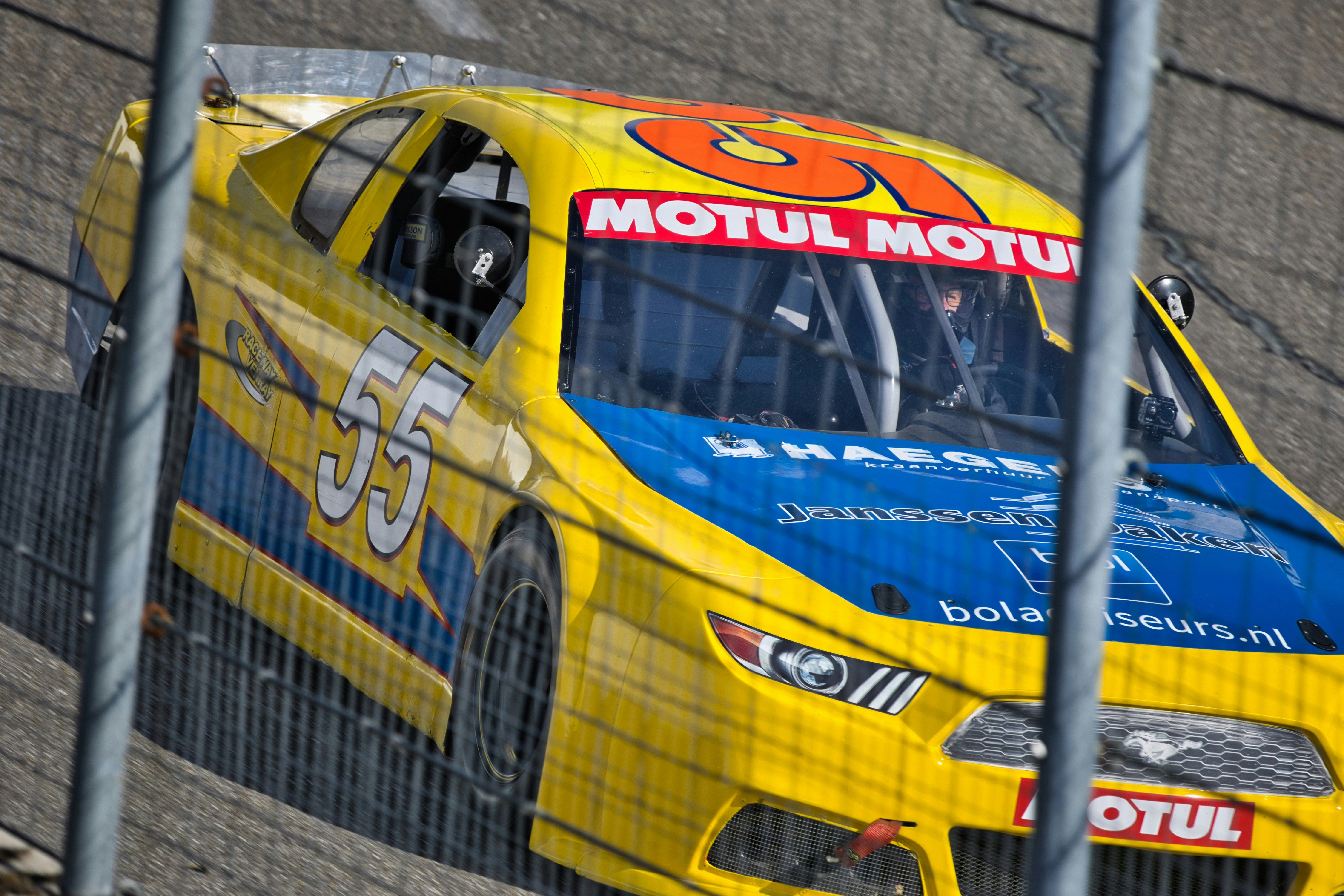 55番がコースに入ったイエローレーシングカー