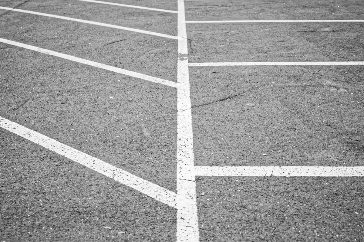 Dimension place de parking : normes, tailles et guide complet