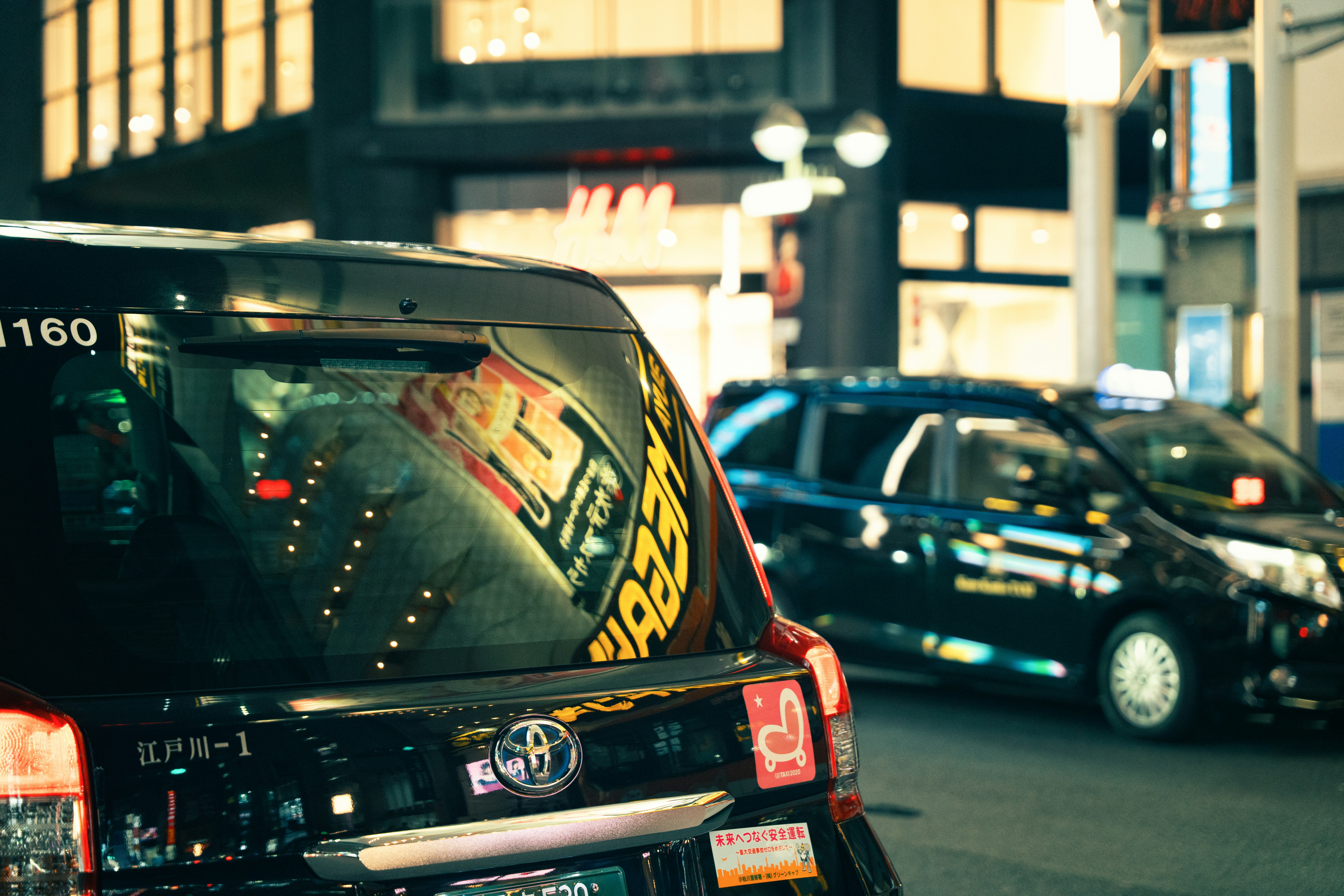 Taxis negros en una calle de la ciudad por la noche