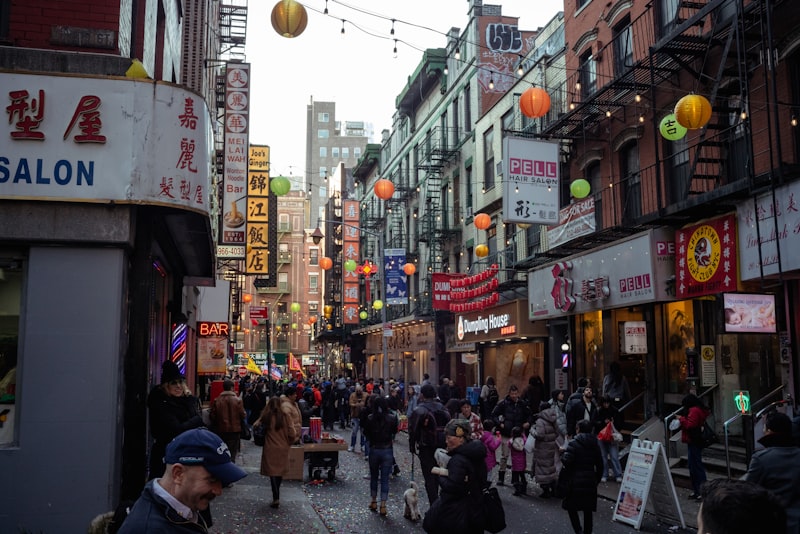 纽约华人商业街繁忙街景，中文招牌林立