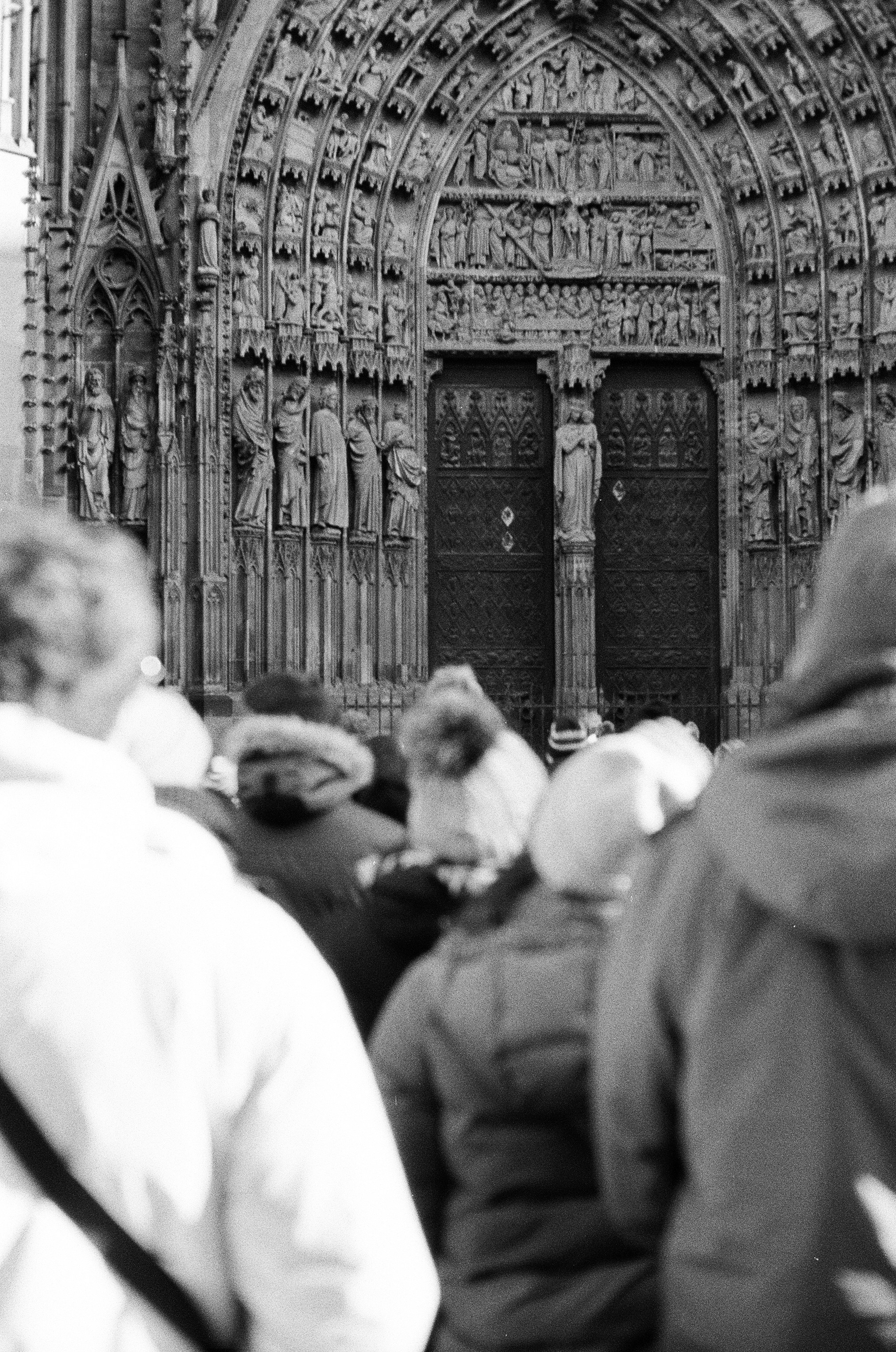 Les gens se rassemblaient devant l’entrée ornée de la cathédrale