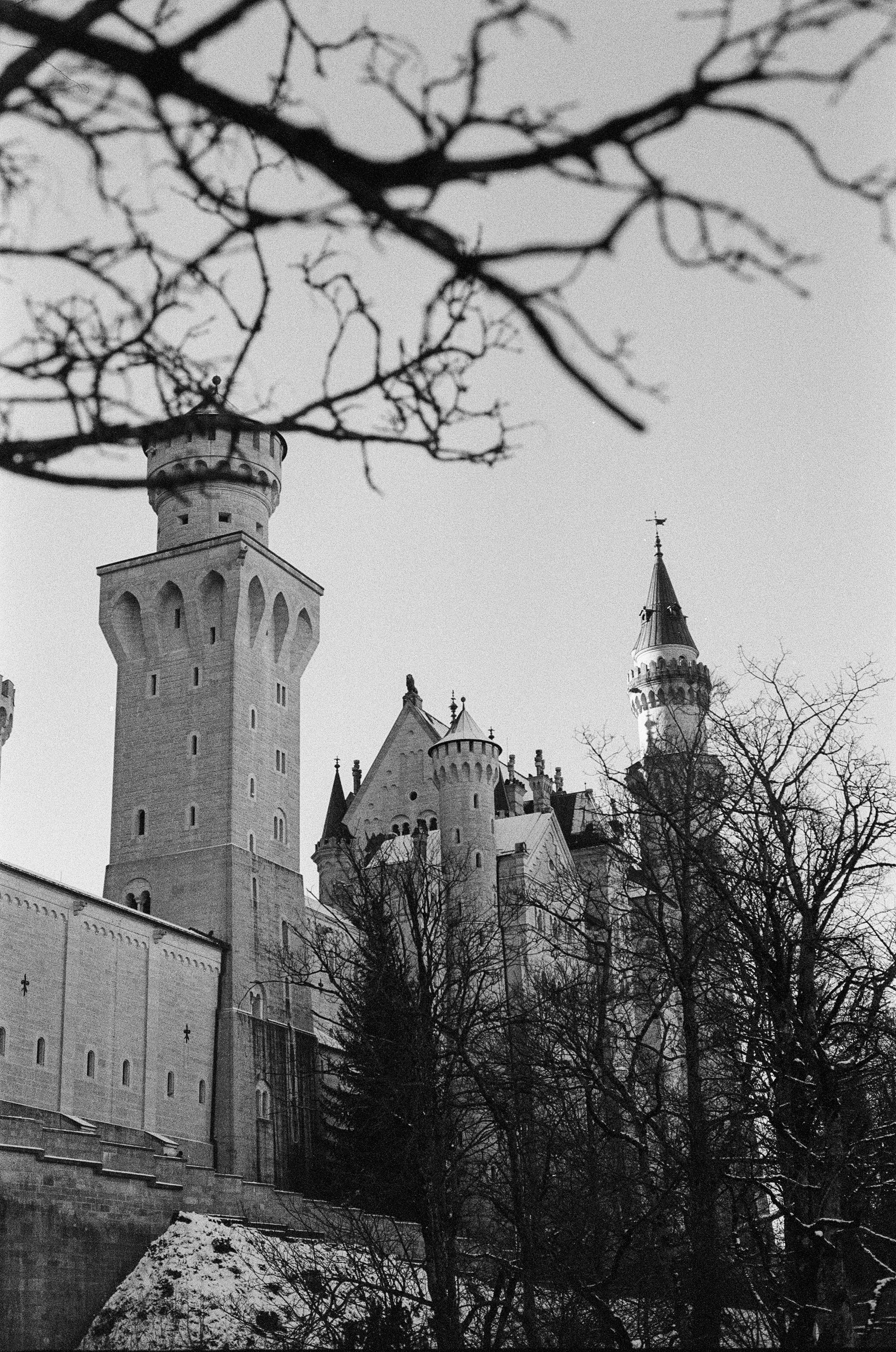 Un château majestueux avec des tours sous un ciel dégagé