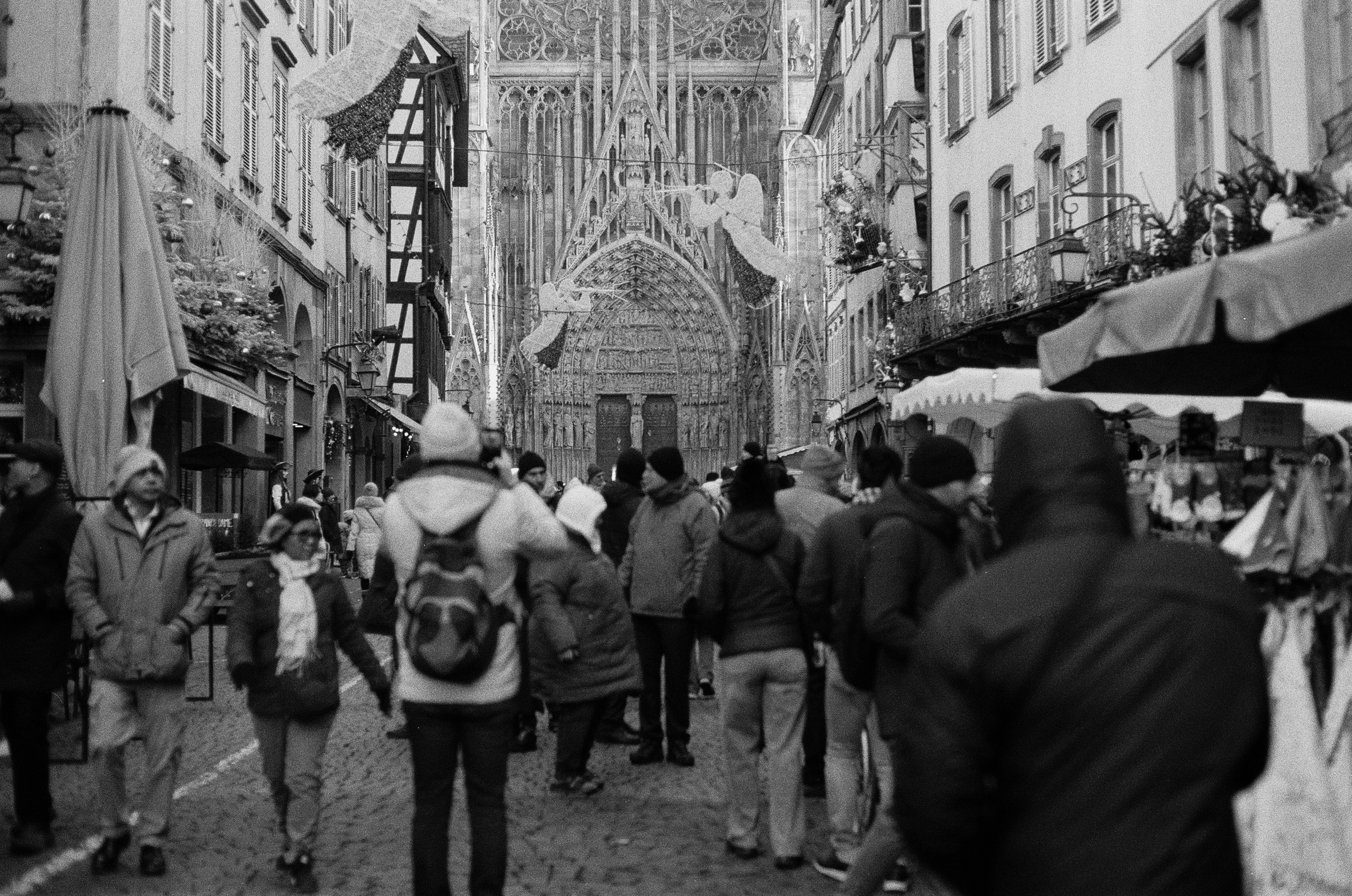 Des gens marchant dans une rue en direction d’une cathédrale.