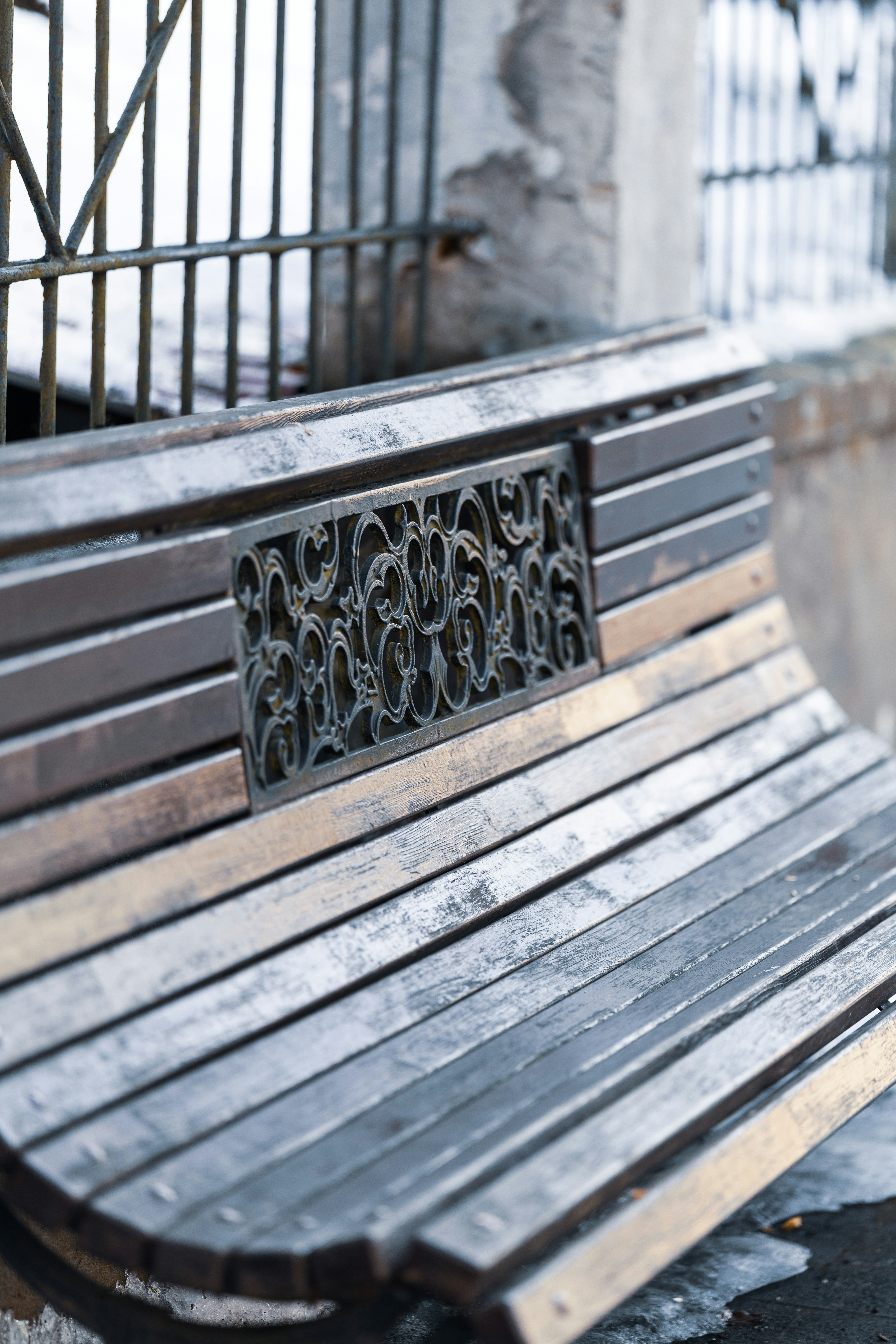 Banco de madeira com detalhes ornamentados em metal