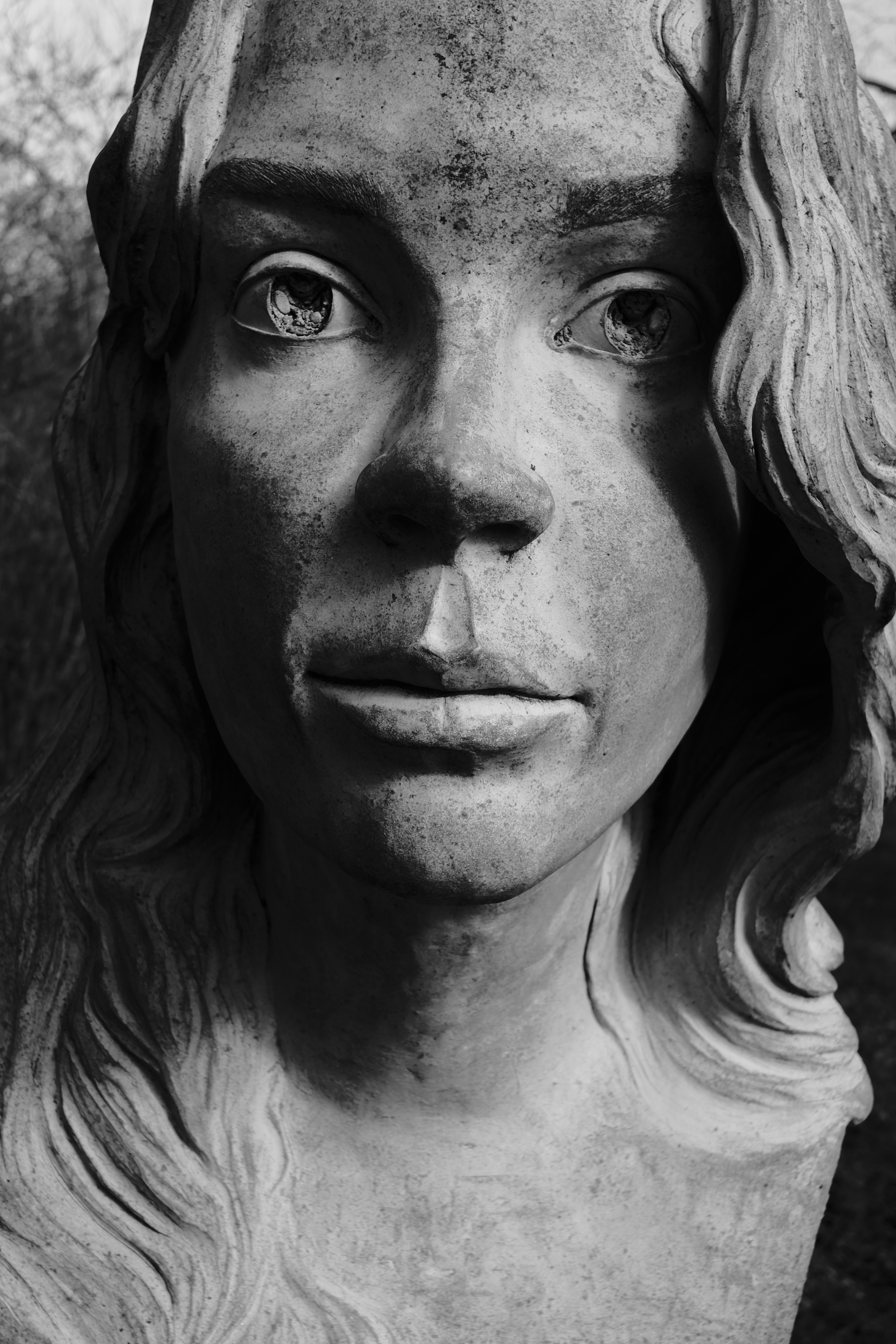 Gros plan d’une sculpture en pierre représentant le visage d’une femme
