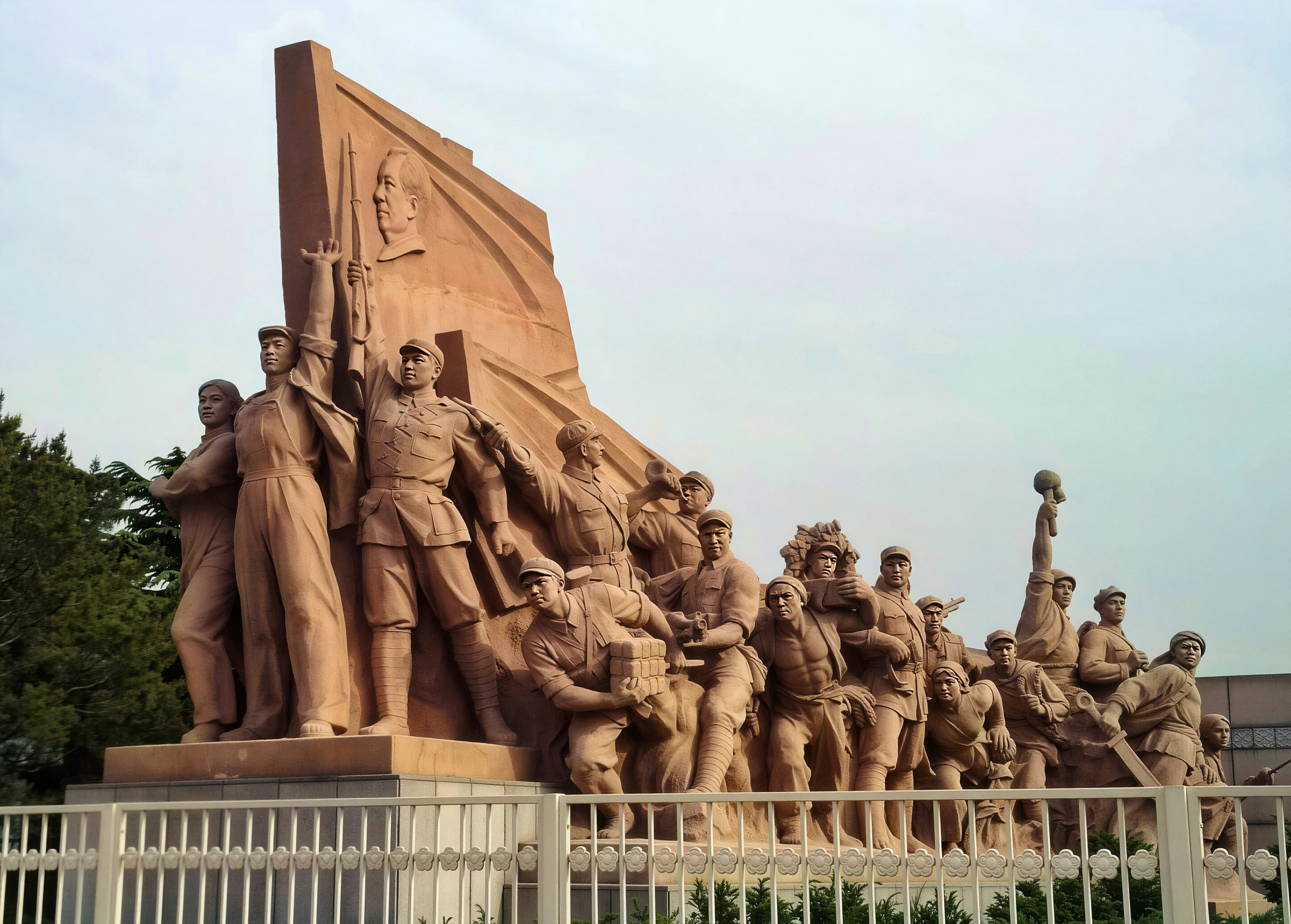 Scultura monumentale che raffigura un gruppo di persone che marciano in avanti