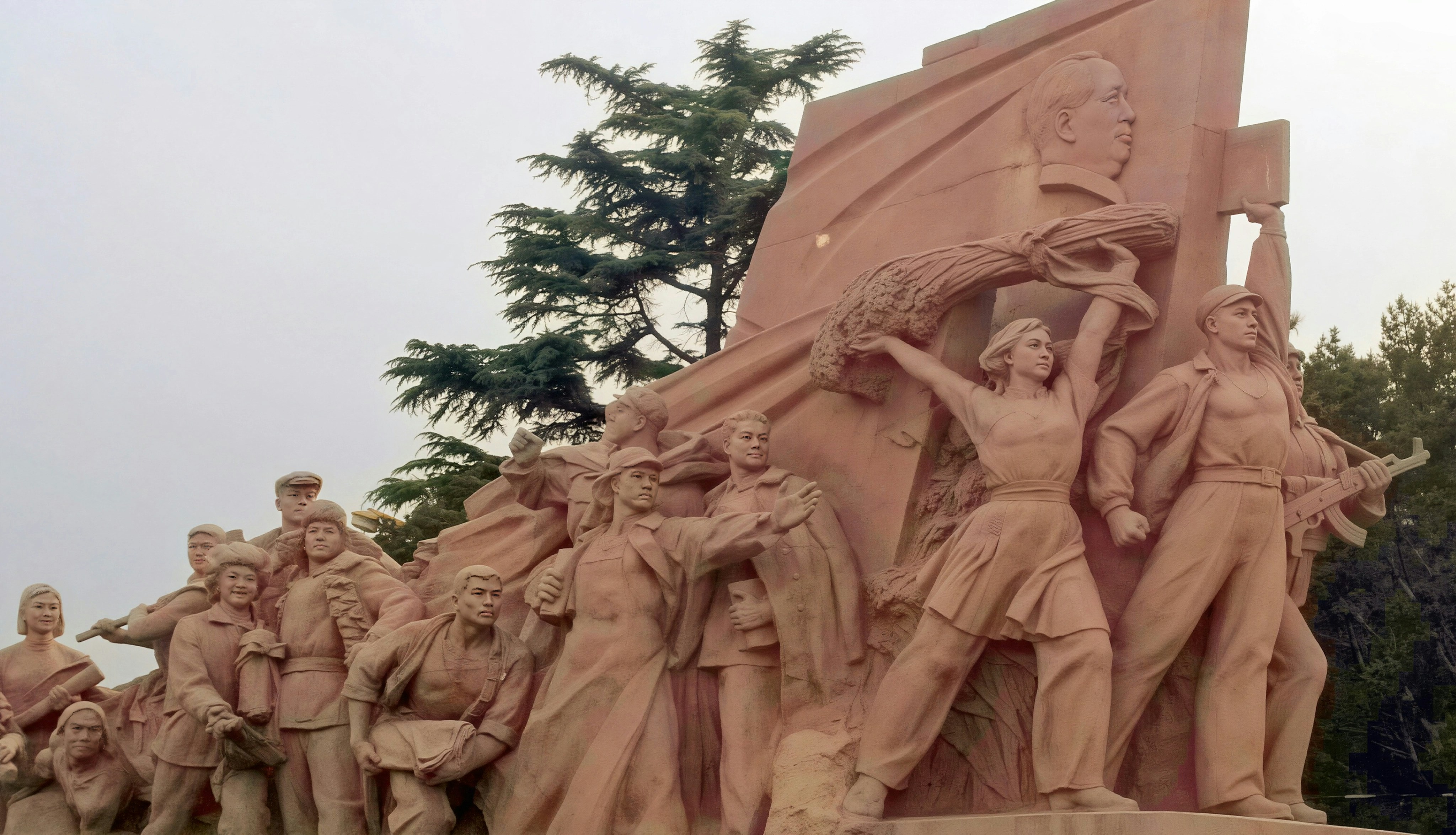 Escultura monumental que representa a un grupo de personas en movimiento.