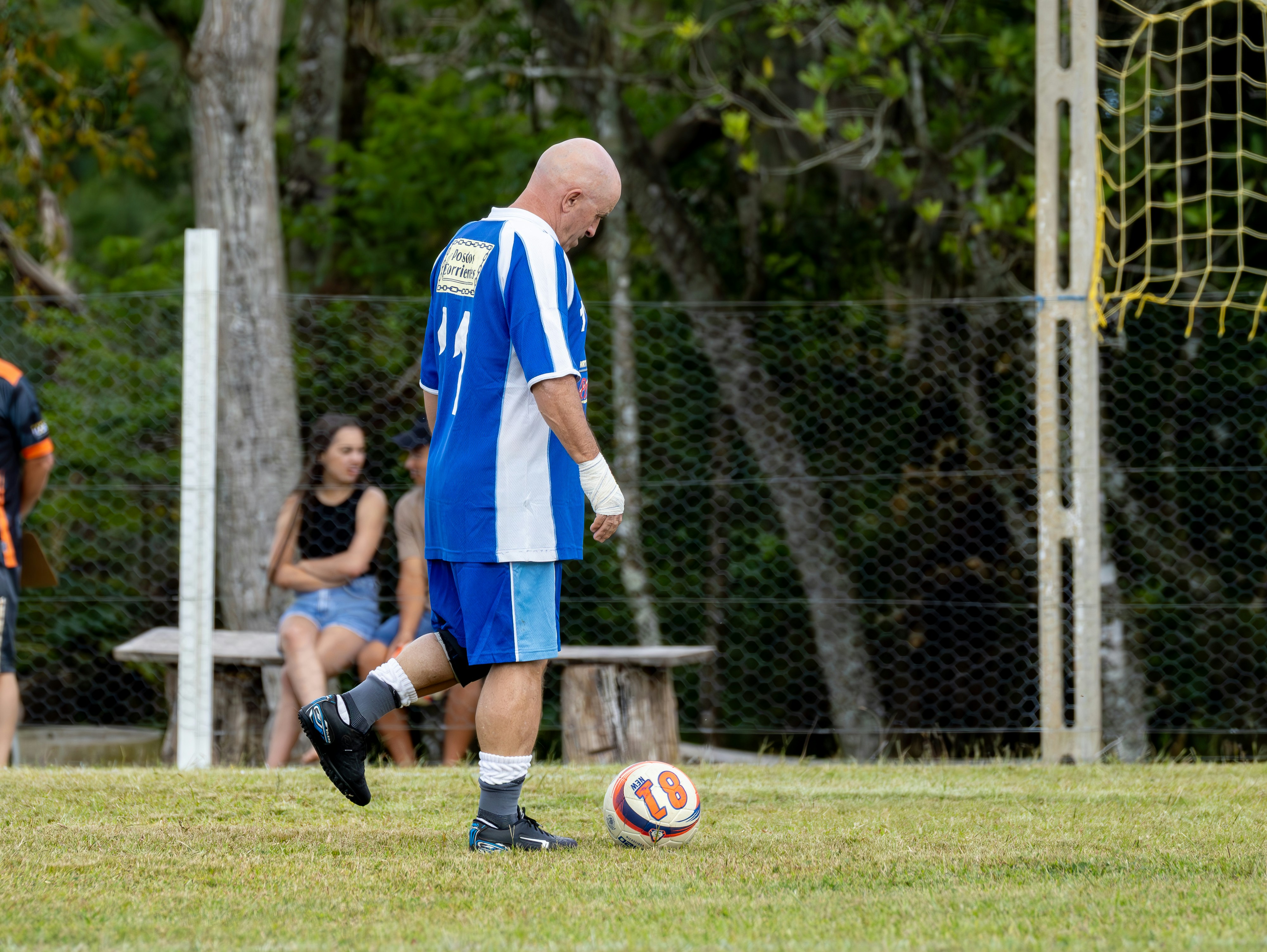 Entrenador explicando ajustes tácticos antes de un partido