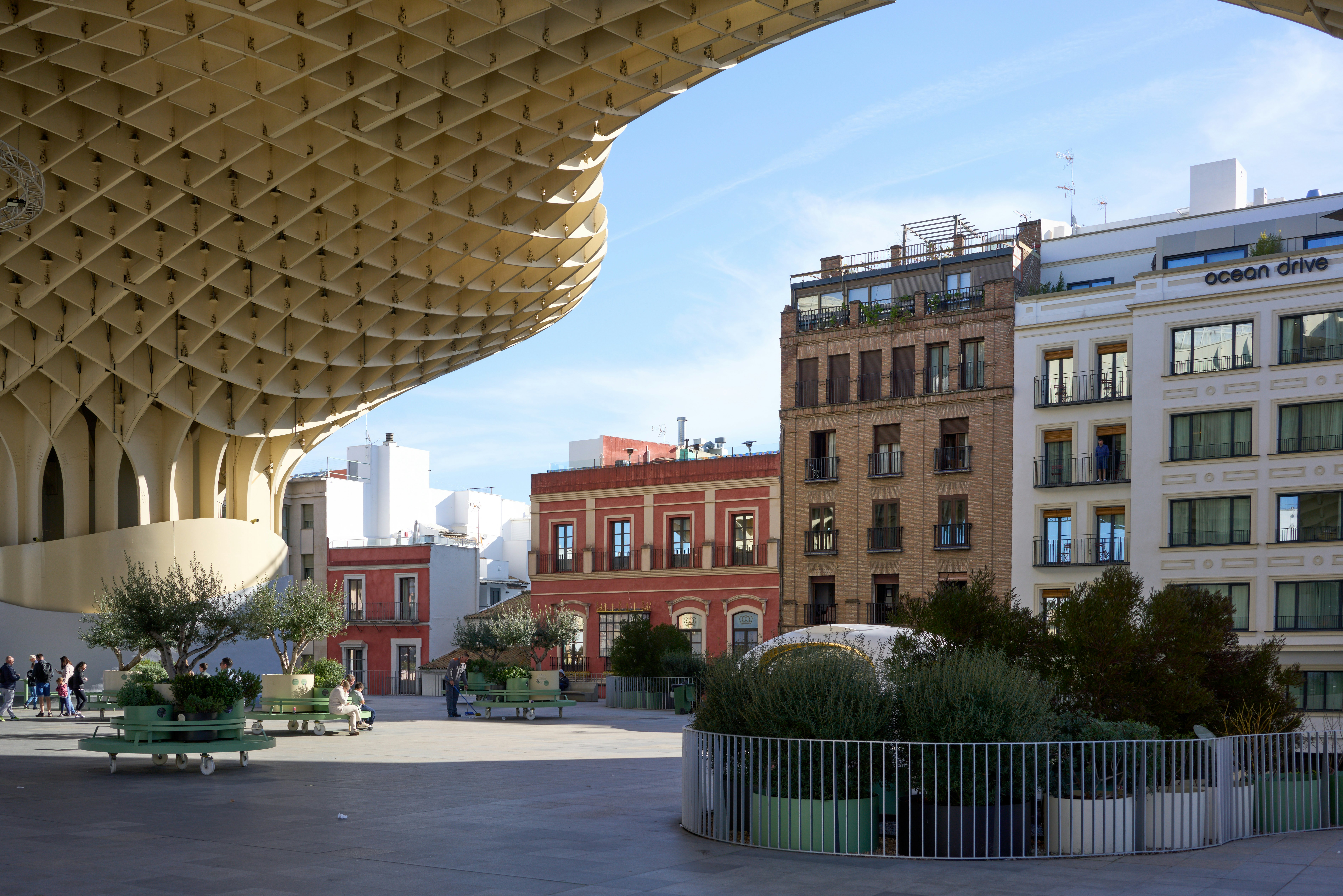 Una moderna struttura in legno domina gli edifici storici della città