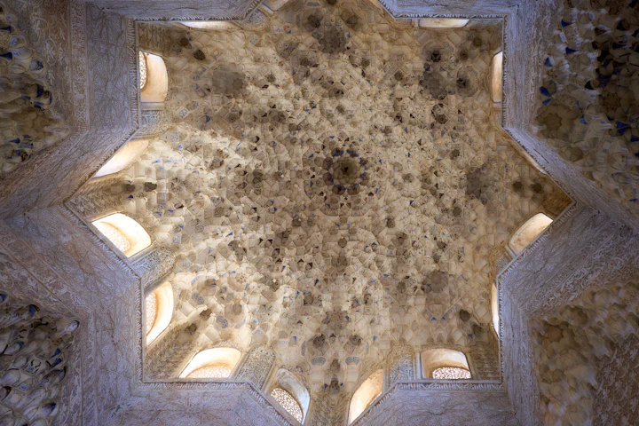Stervormig muqarnas-plafond in de Alhambra
