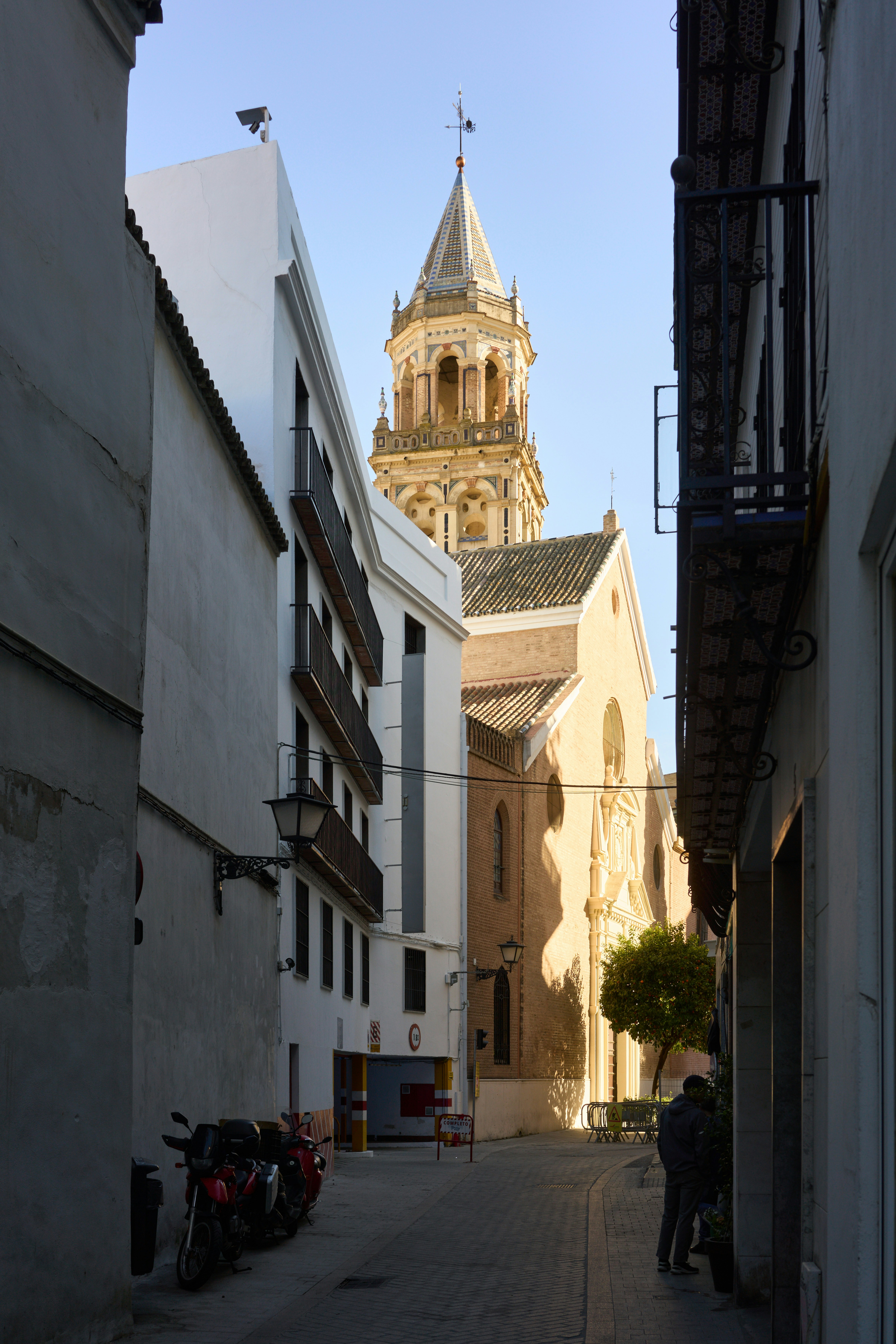 Strada stretta che conduce a una torre di chiesa