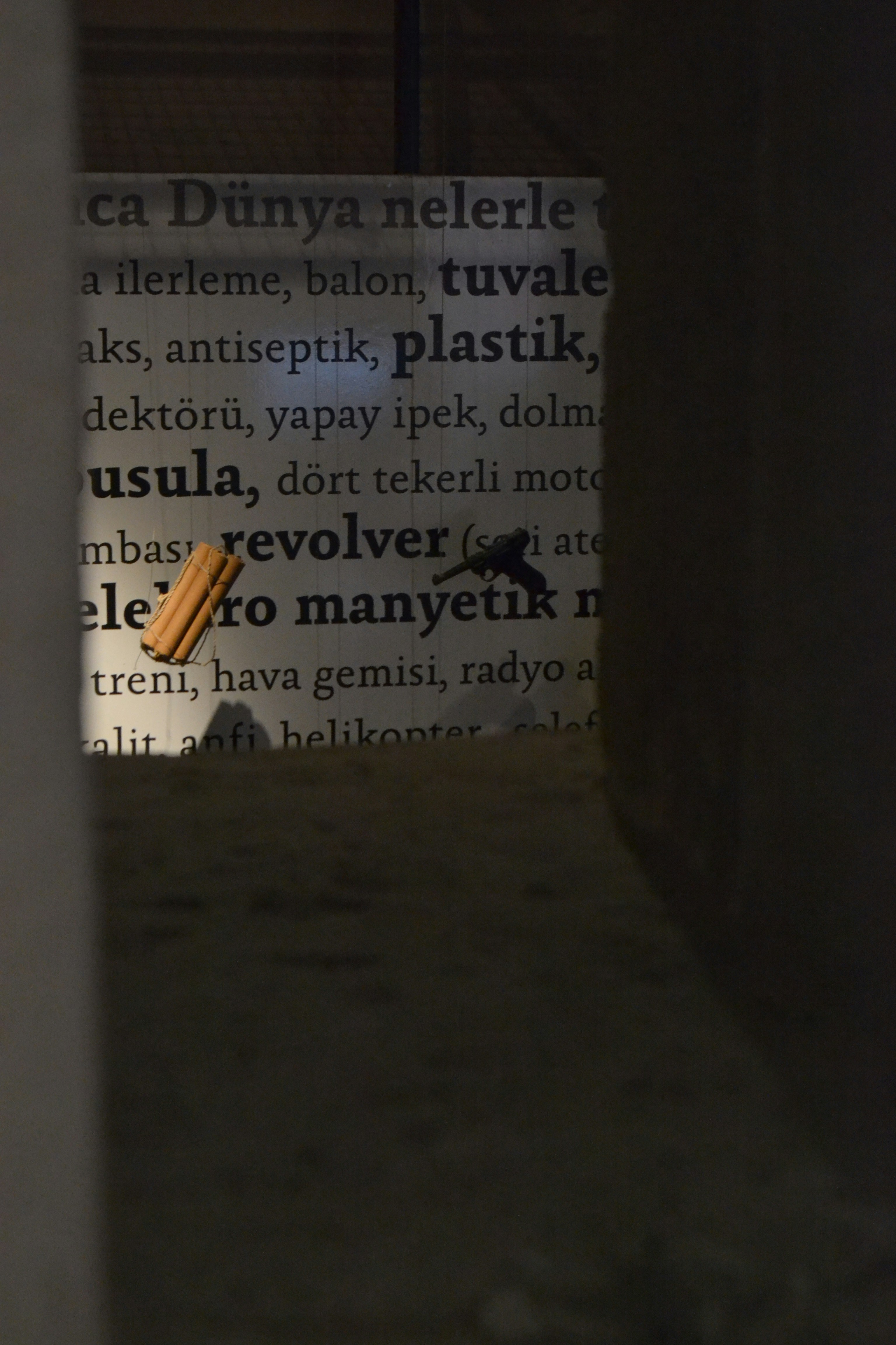 Zimtstangen auf Papier mit türkischem Text