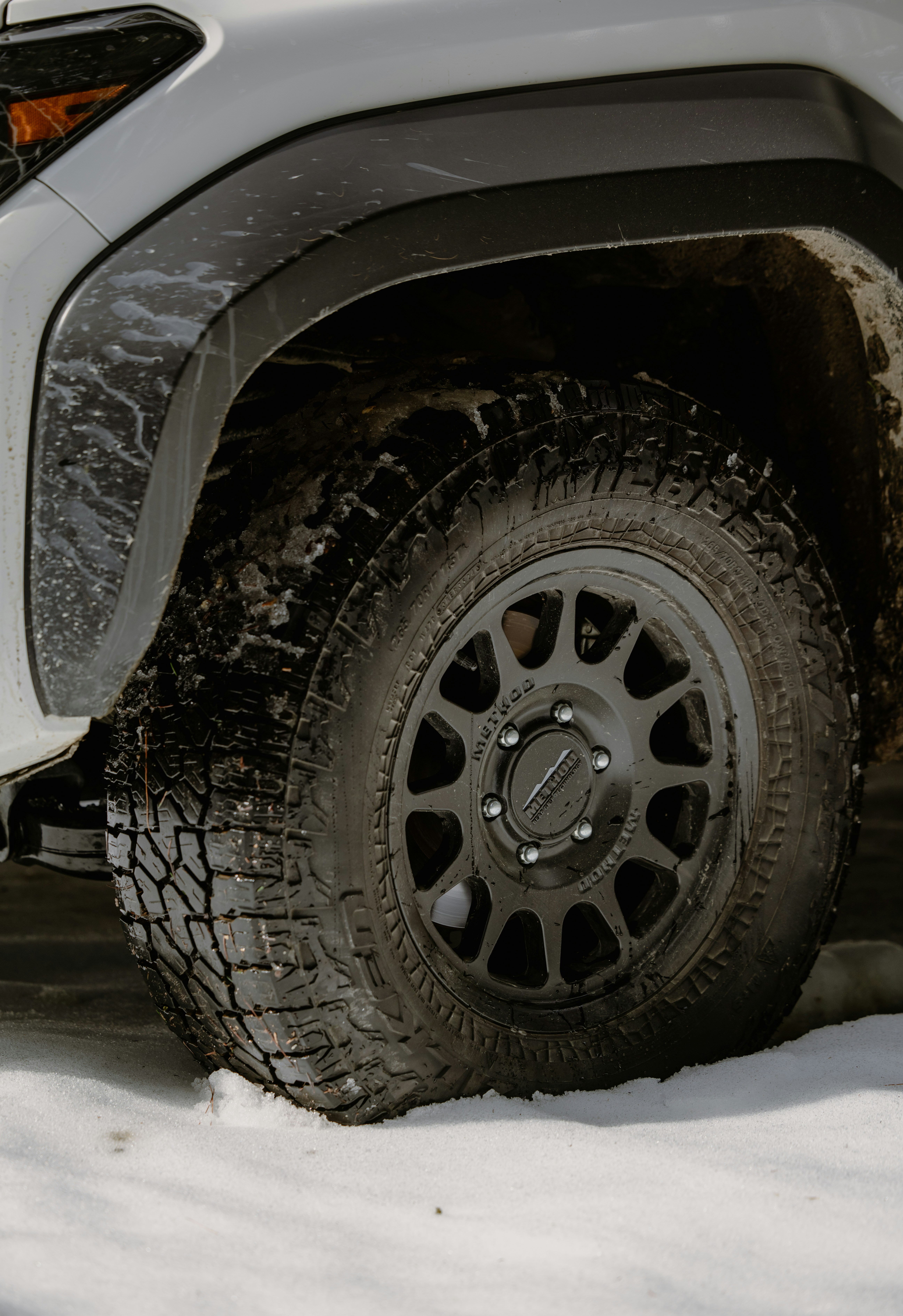 Close de um pneu de caminhão na neve