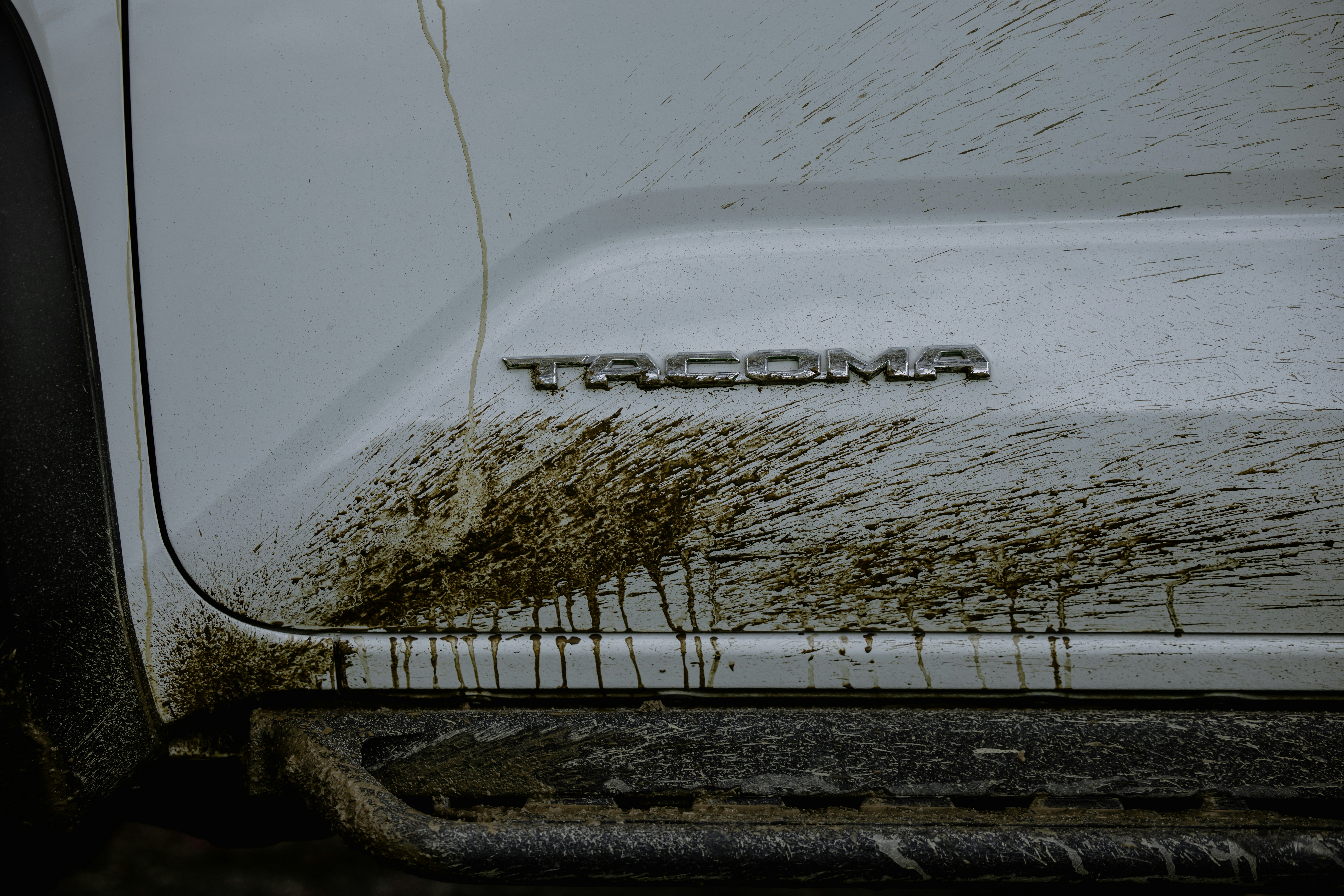 Veículo branco coberto de respingos de lama