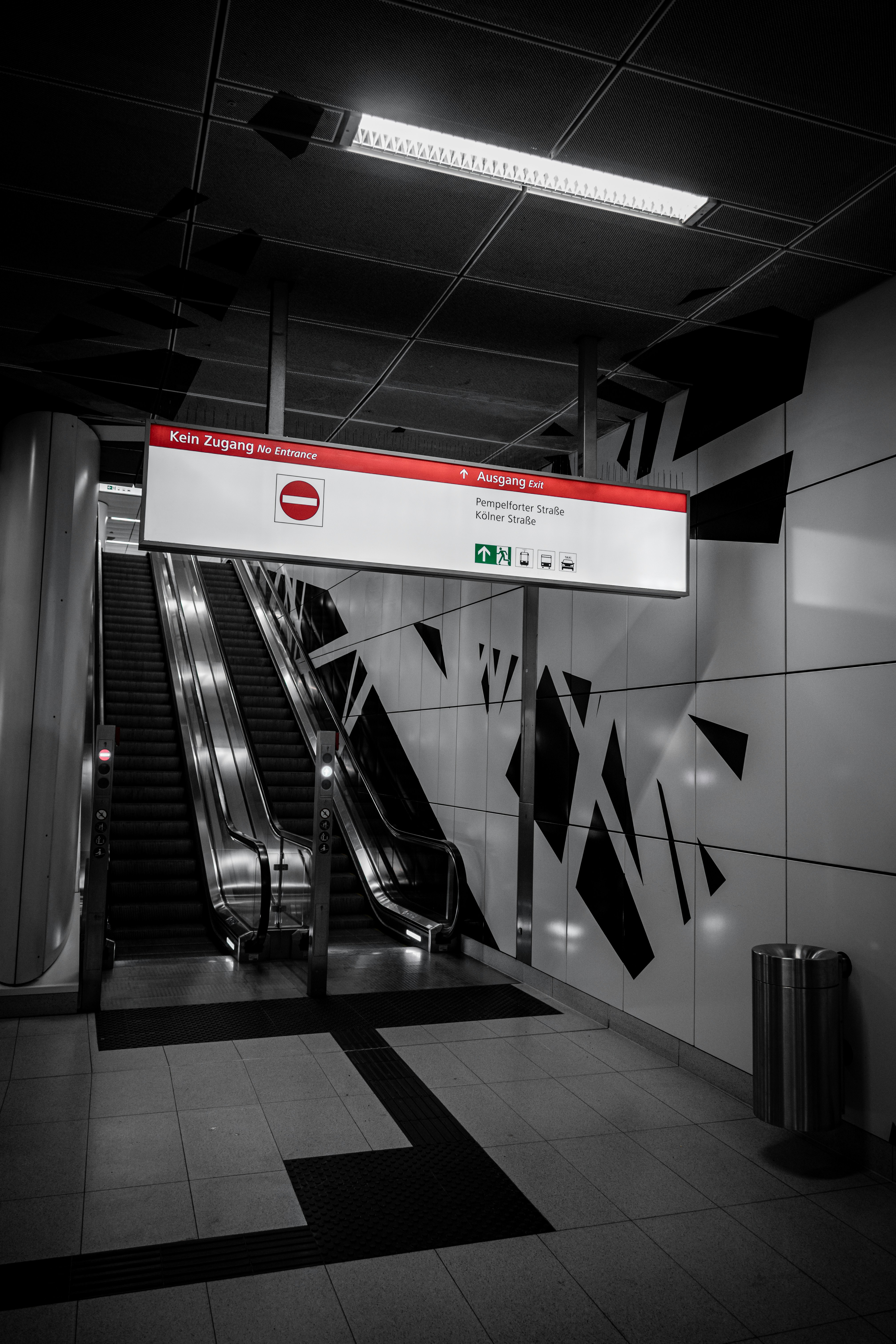 Escalators dans une station de métro moderne avec signalisation