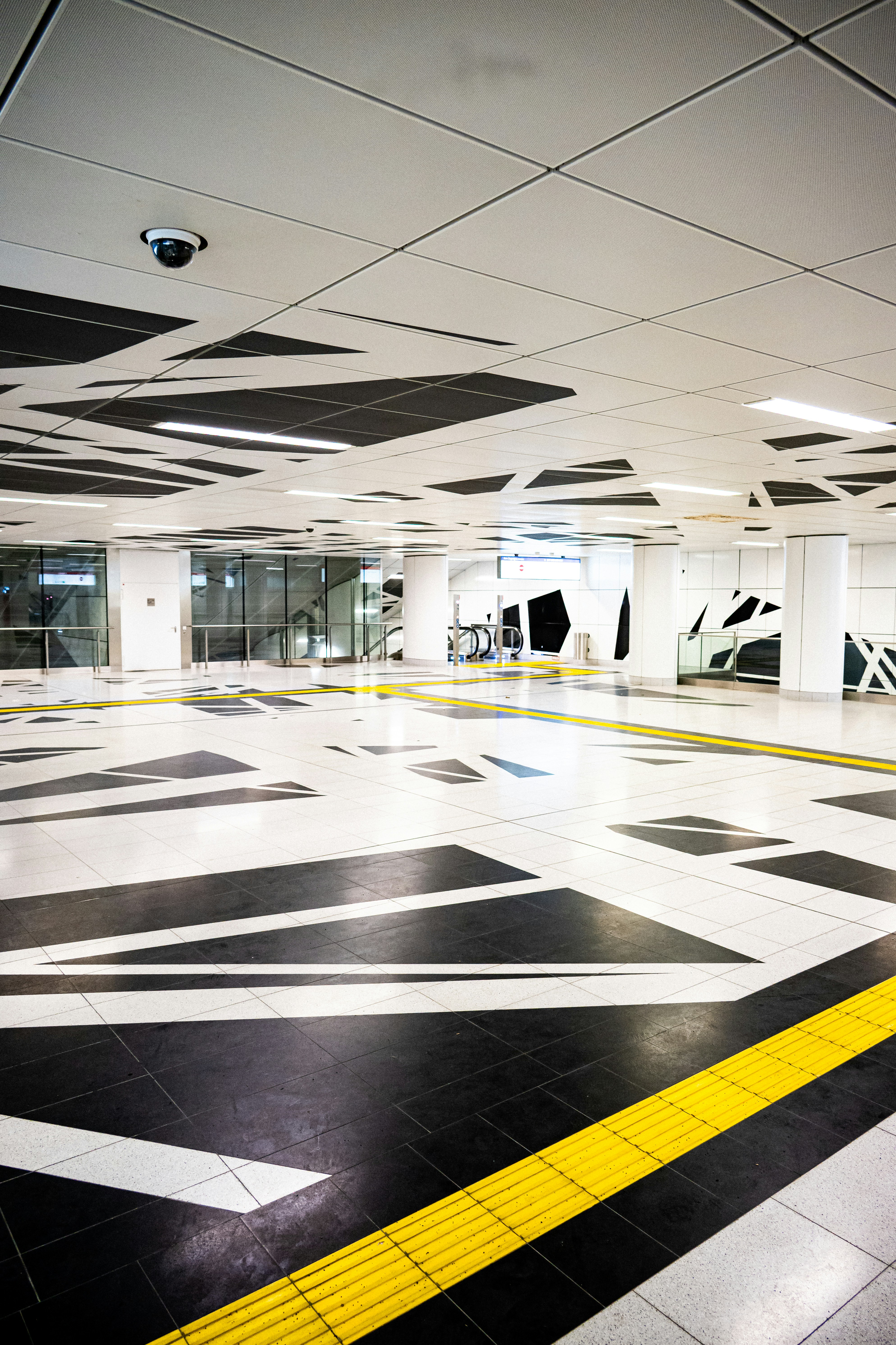 Station de métro moderne avec motifs géométriques de sol