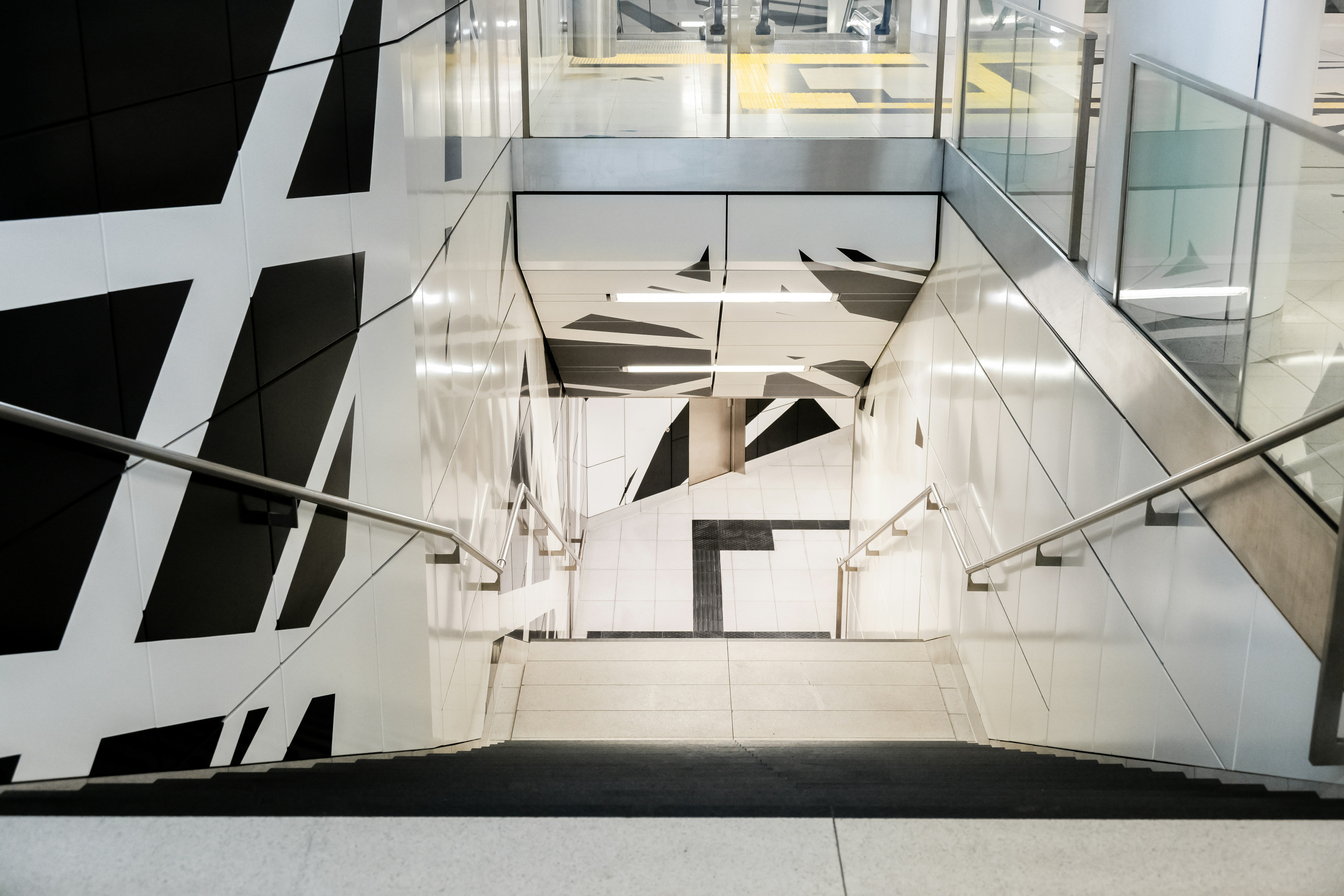 Escalier moderne avec des motifs géométriques abstraits en noir et blanc