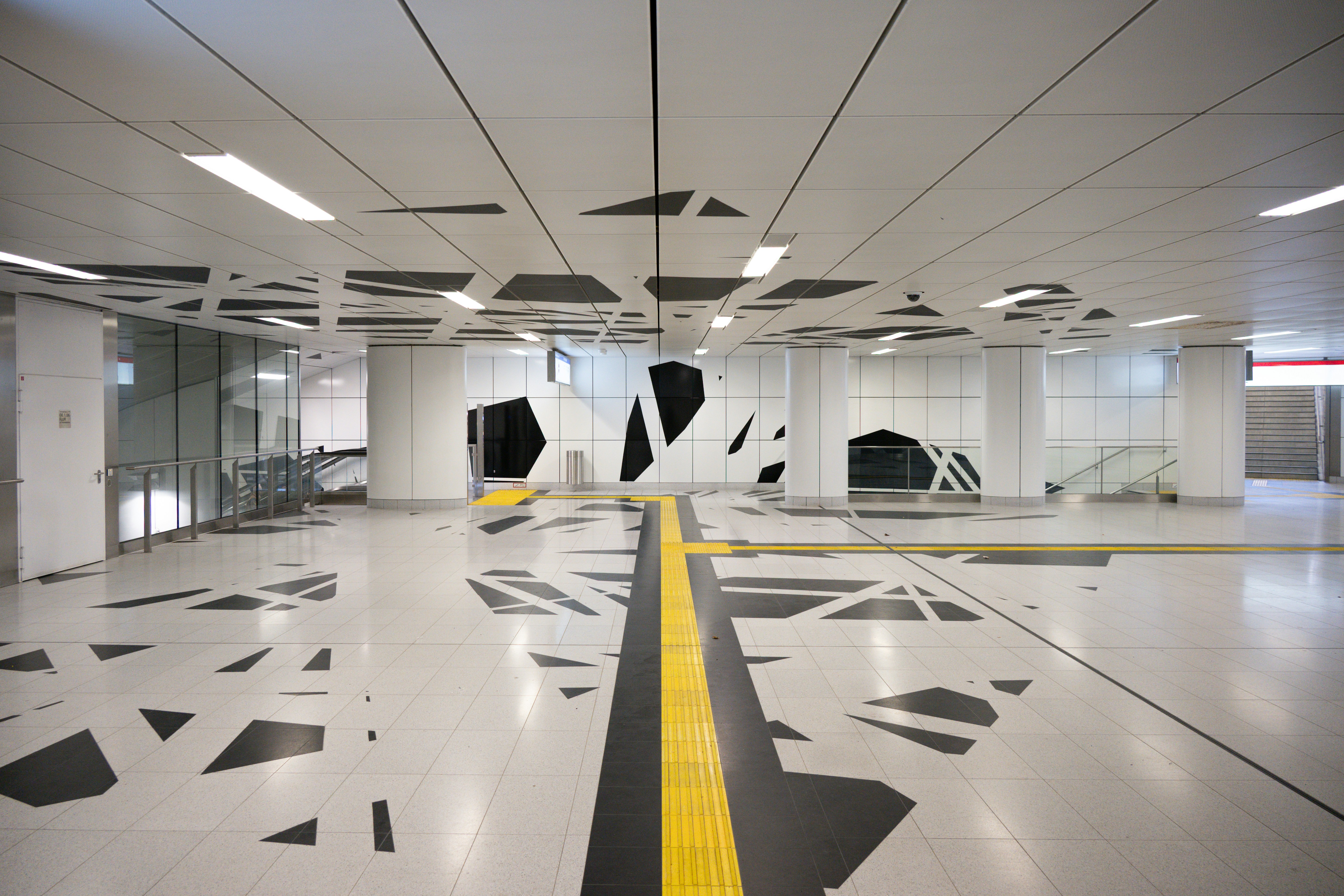 Intérieur moderne de station de métro avec motifs géométriques
