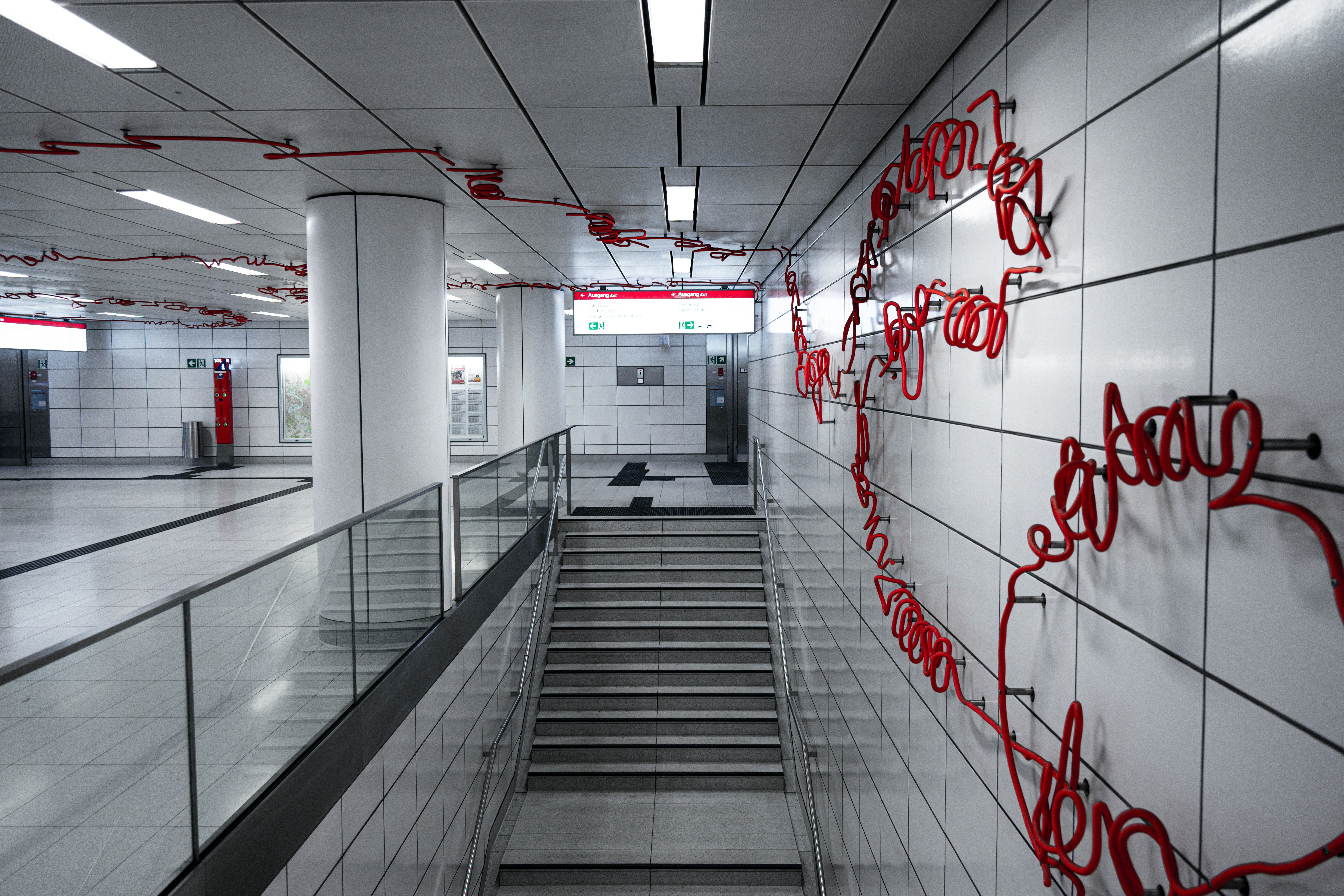 Station de métro moderne avec installation d’art rouge