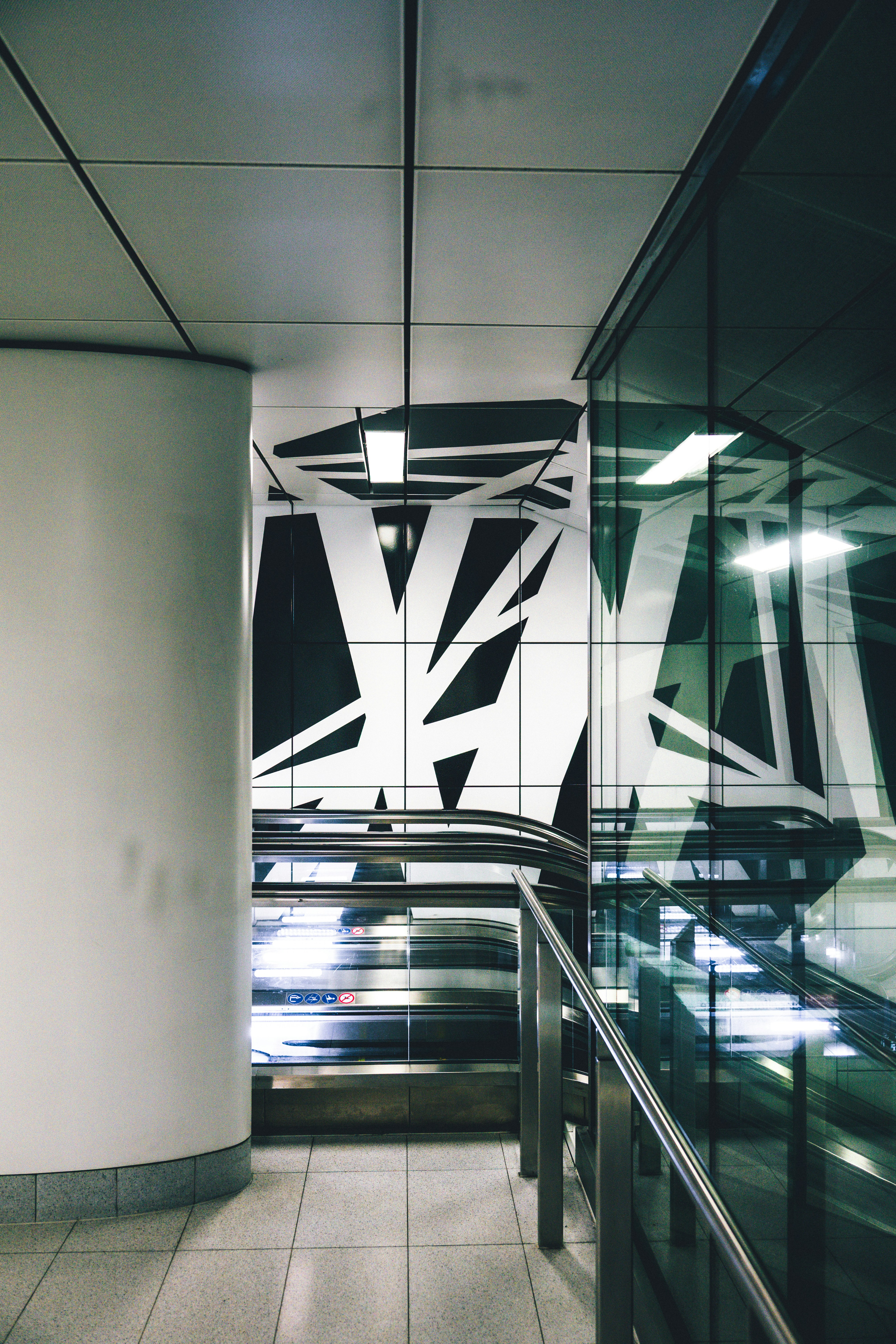 Station de métro moderne avec art abstrait et escalators