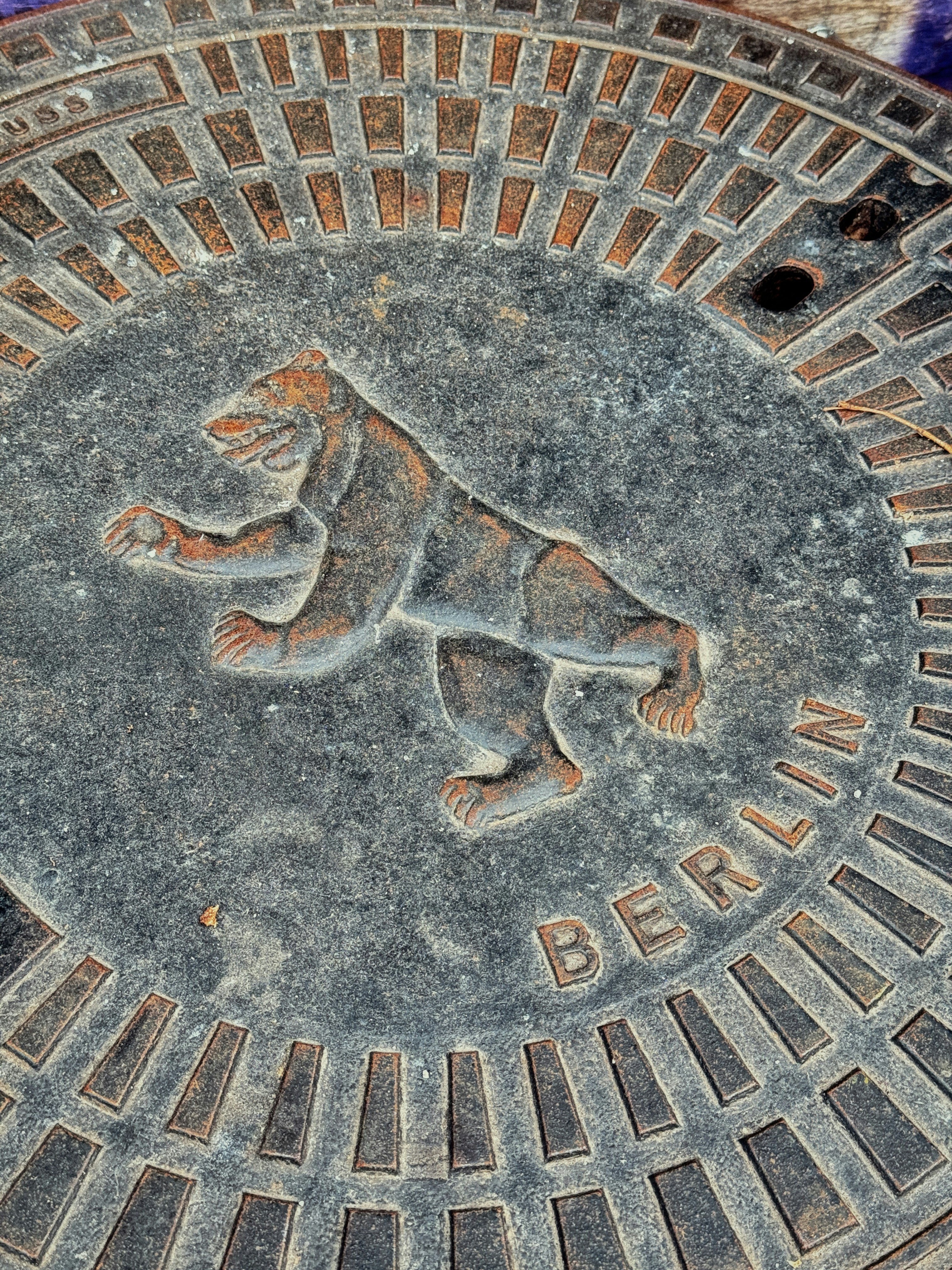Coperchio di tombino di Berlino con emblema dell'orso