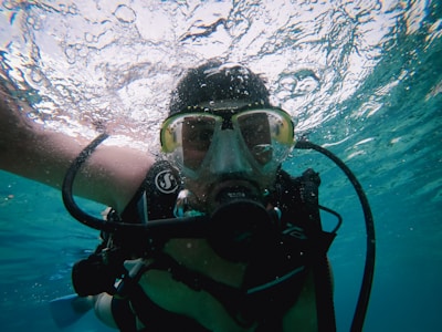 Scuba diver wearing mask and breathing apparatus underwater