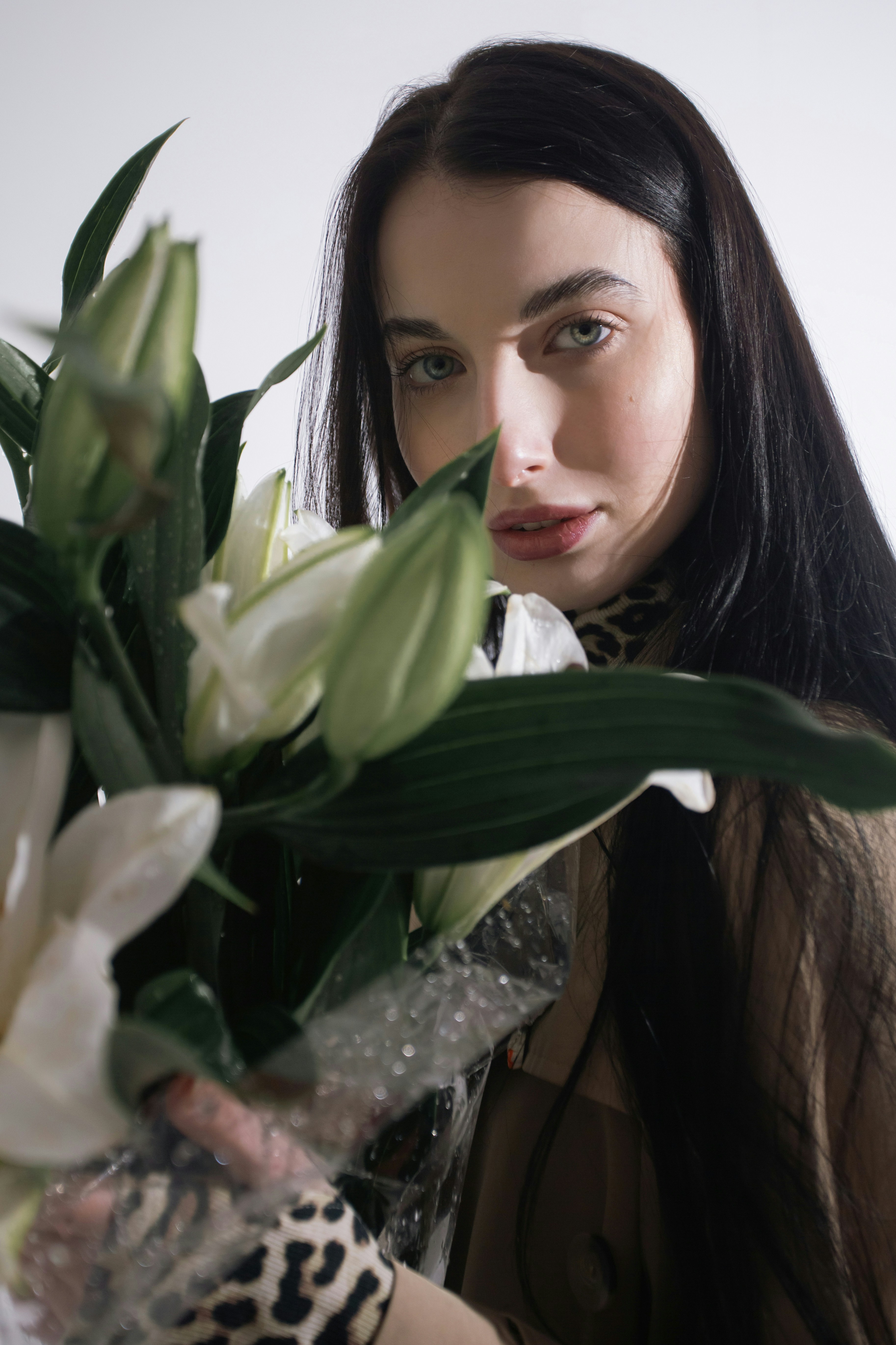 白いユリの花束を持つ女性。