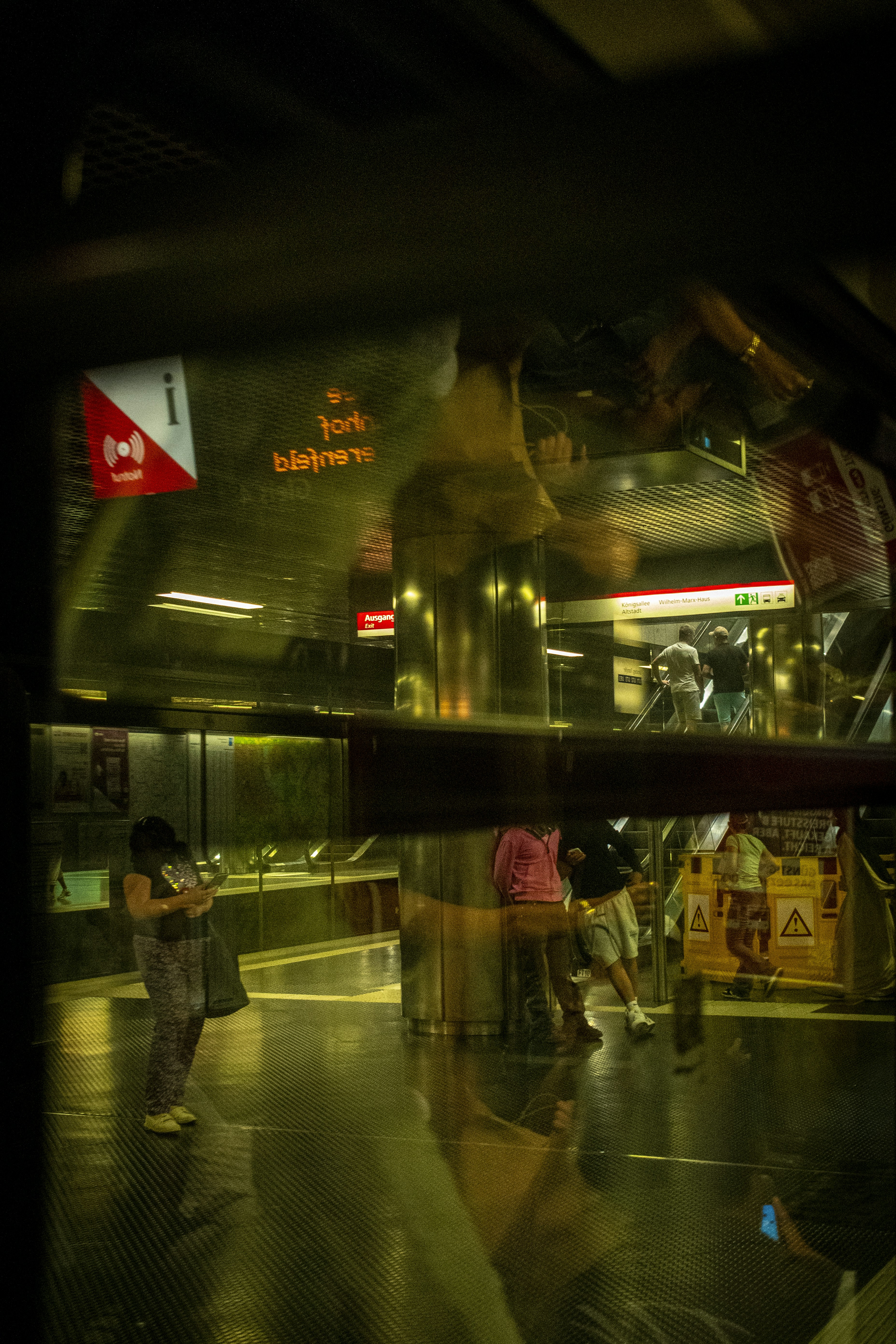 Menschen nachts auf einem U-Bahnsteig