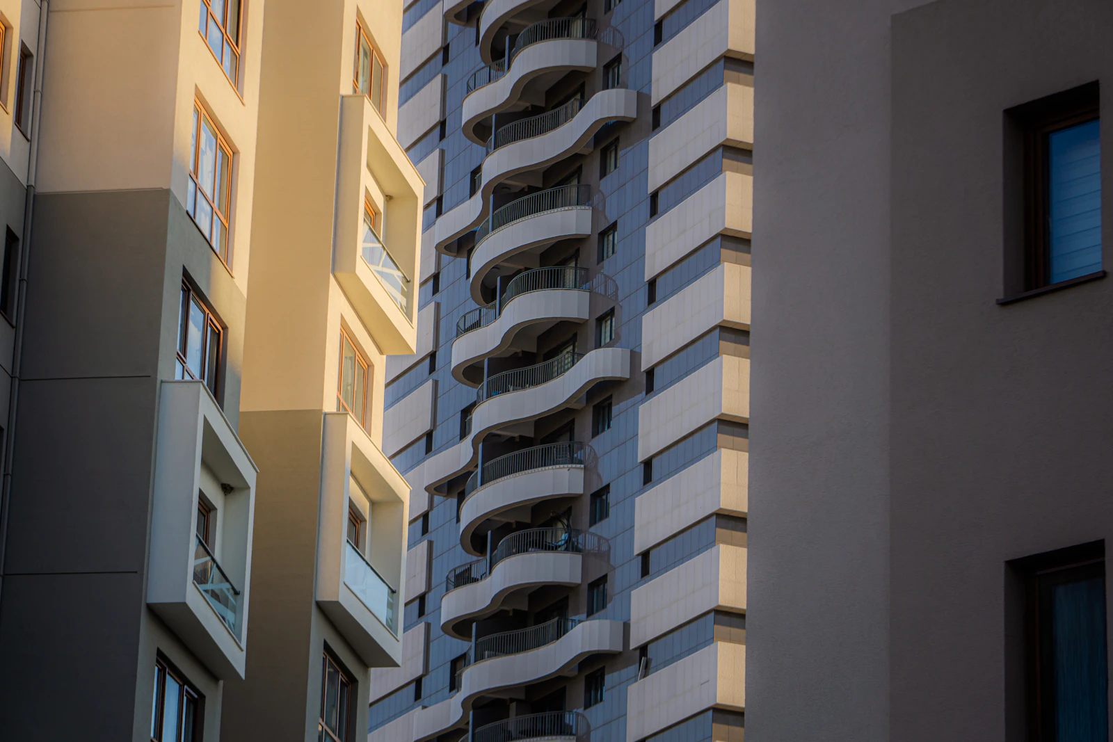Fachadas de edificios residenciais sob a luz do fim da tarde.