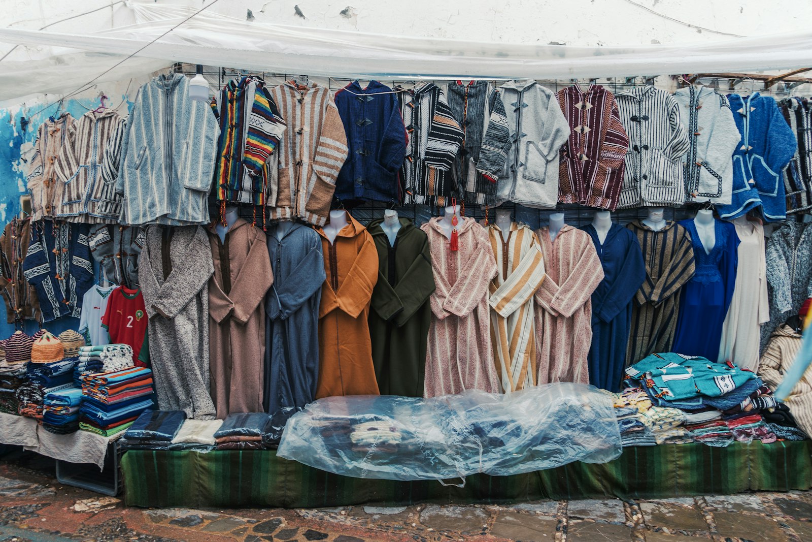 Roupa exposta numa loja de vestuário em Maputo