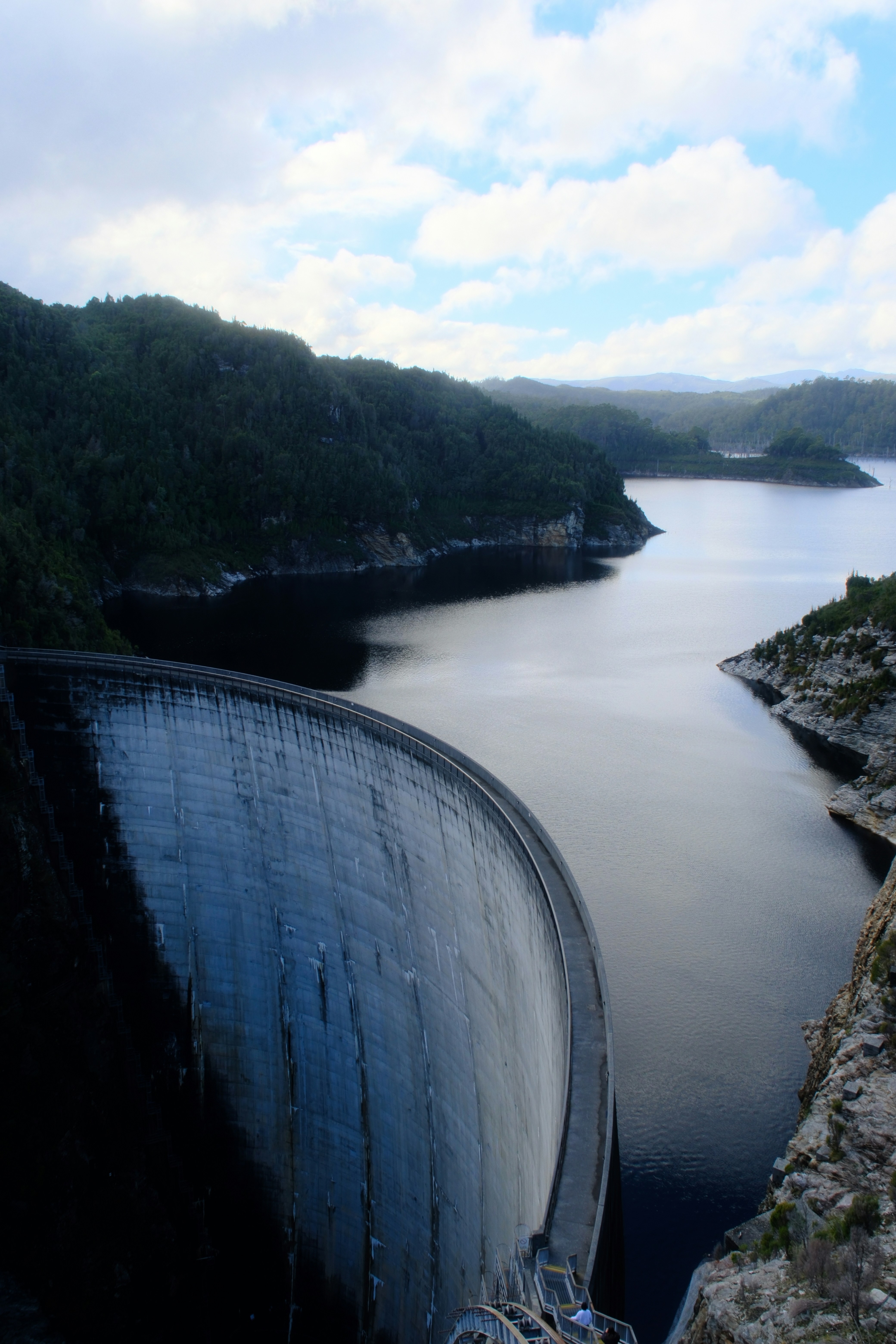 Muro curvo de hormigón para retener el agua oscura