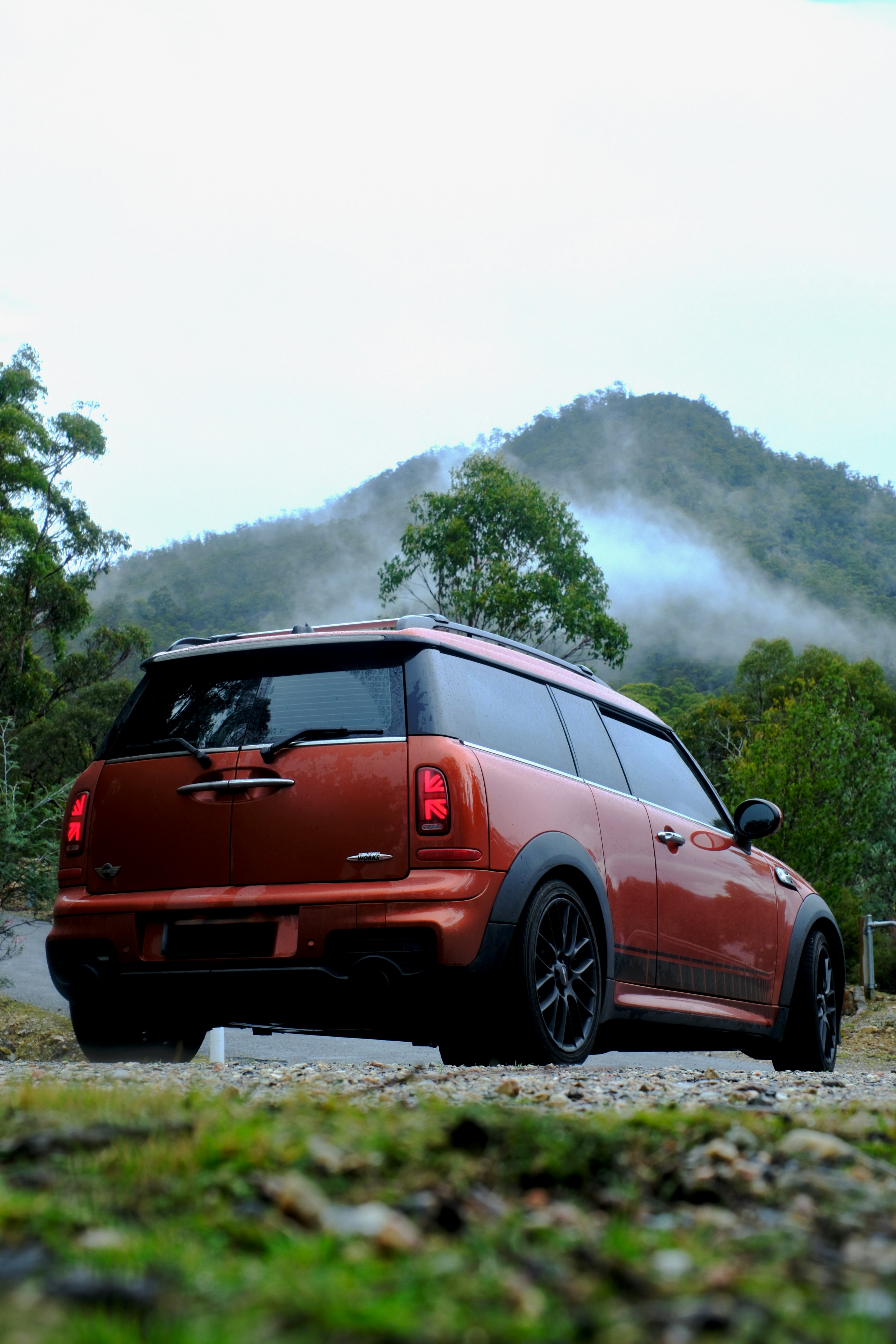 Familiar naranja aparcado en un camino de tierra