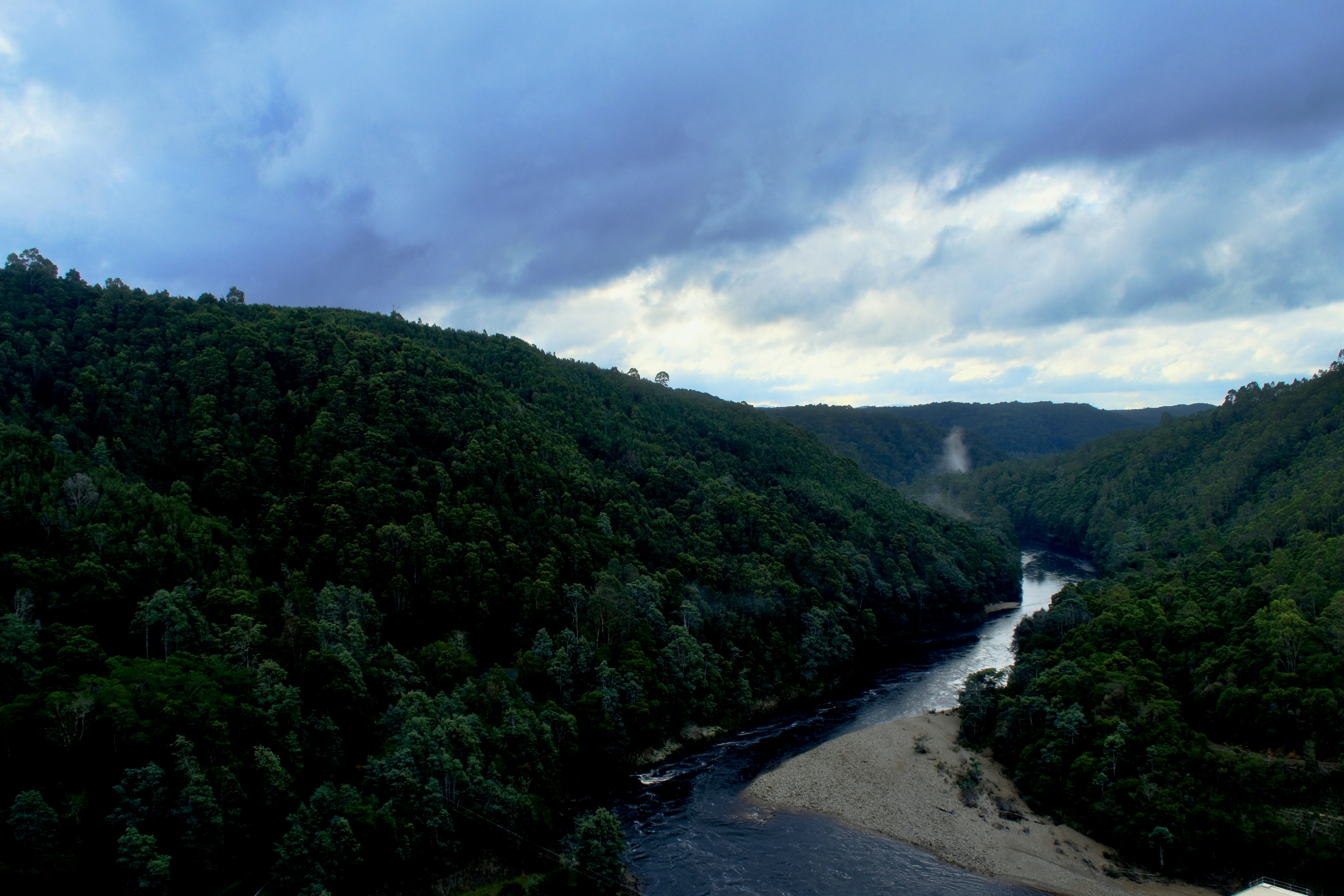 Un río serpenteante atraviesa un valle frondoso y boscoso.