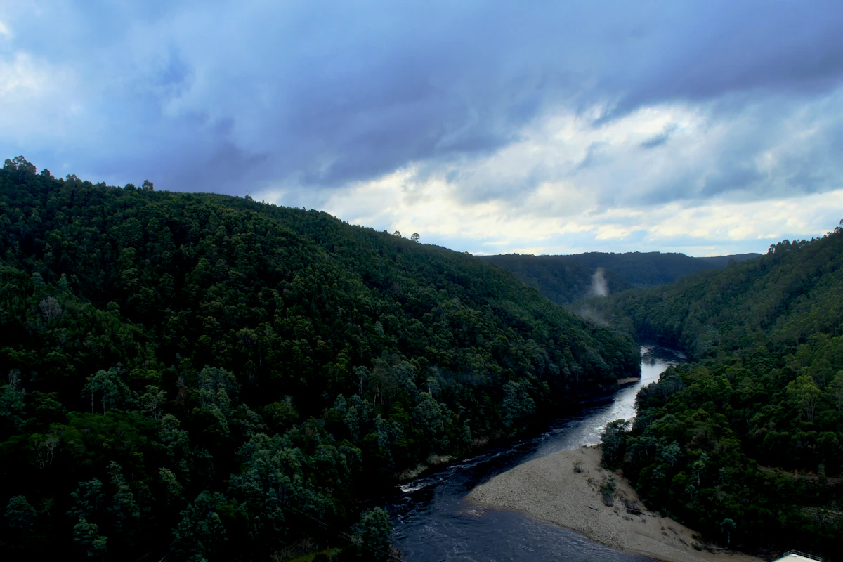 Rivière sinueuse à travers une vallée verdoyante