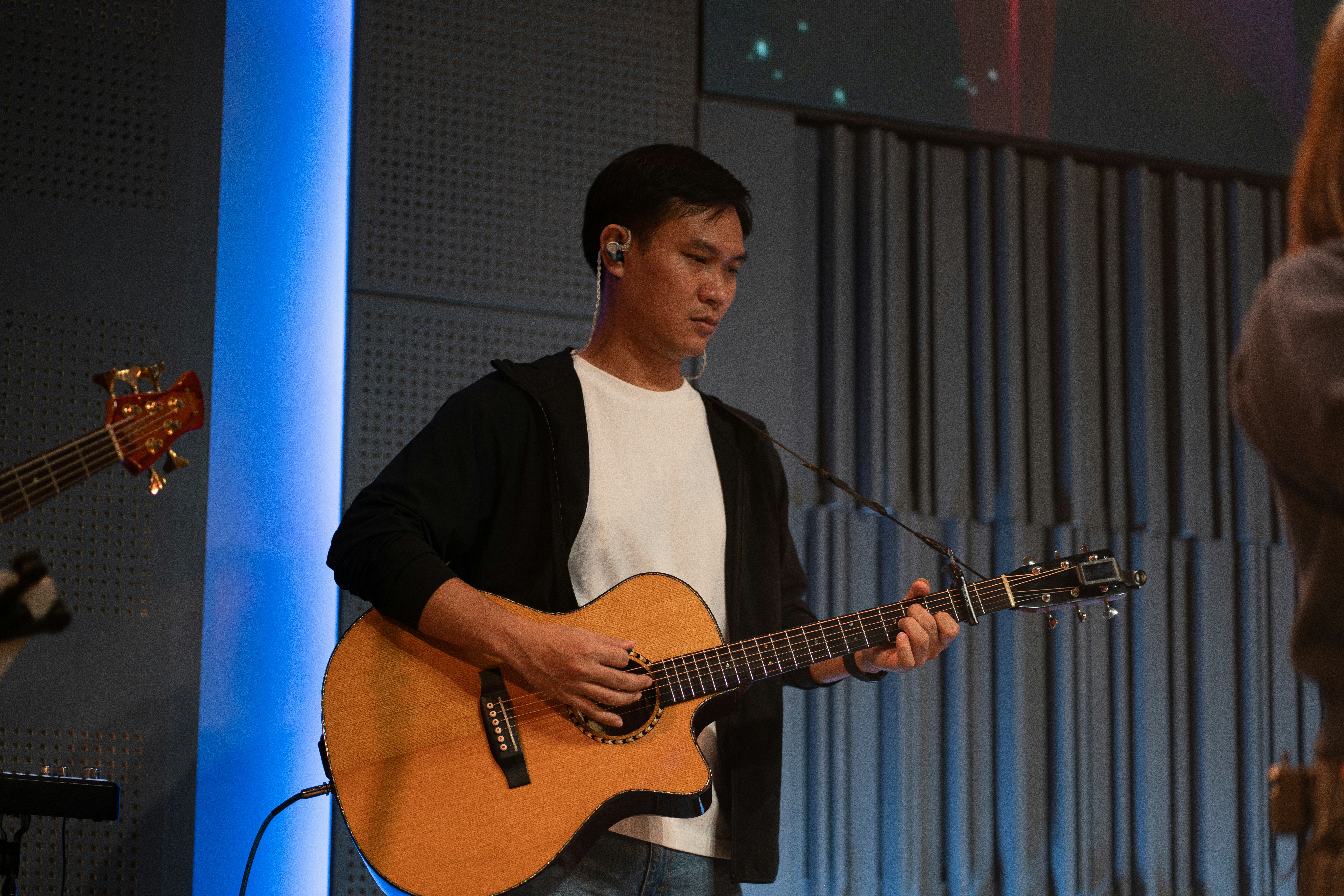 Tom 'Cat' Wilson live auf der Bühne mit Gitarre