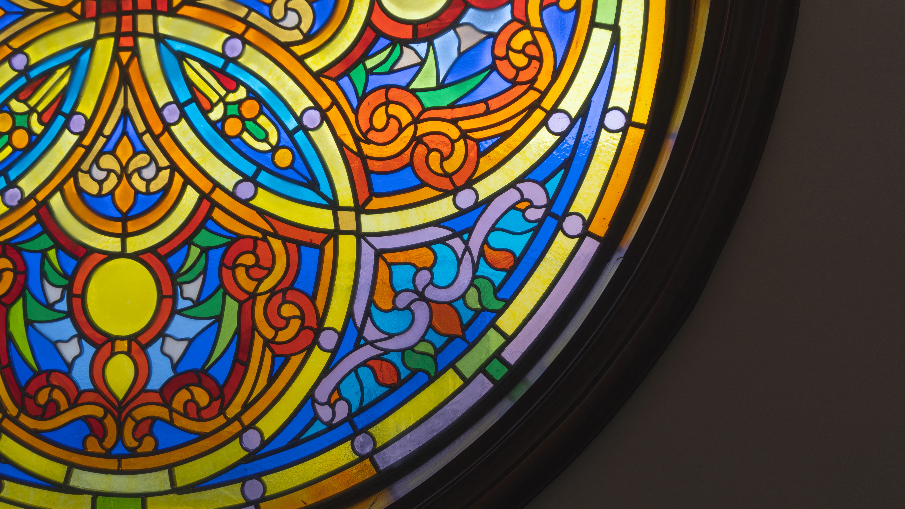 Detail kaca patri berwarna