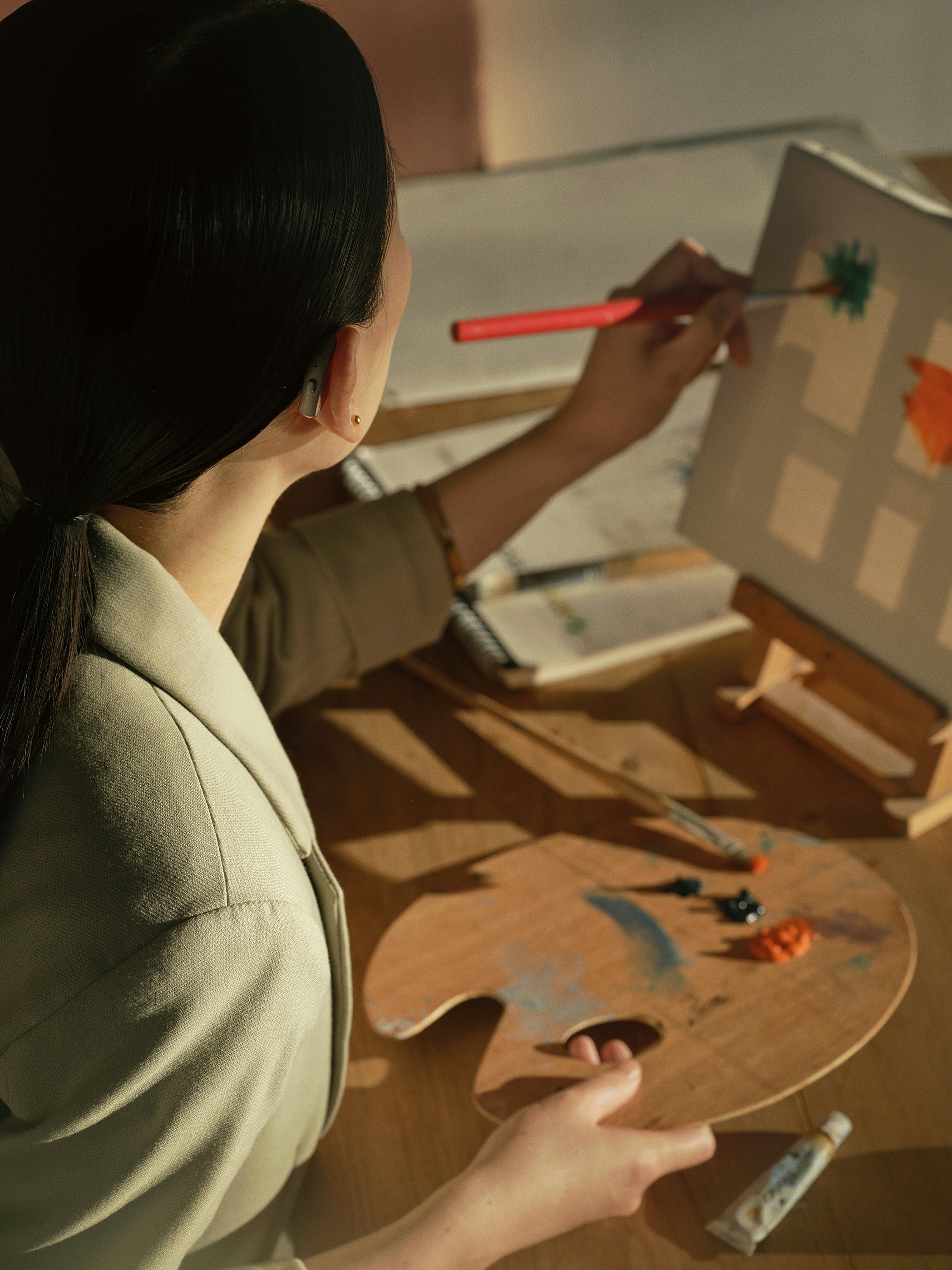 팔레트를 가진 캔버스 위에 그림을 그리는 예술가.