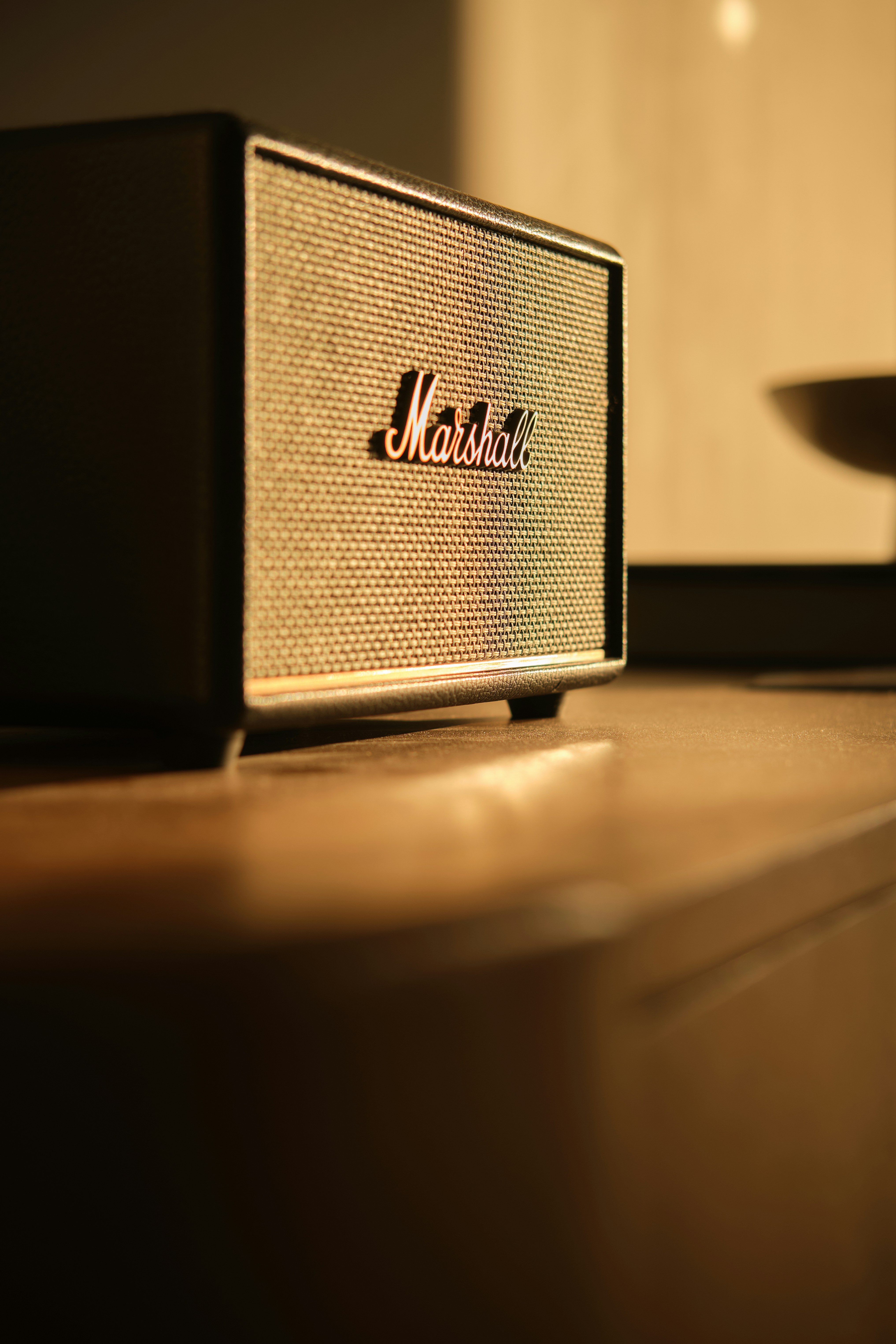 Haut-parleur Marshall sur une surface en bois