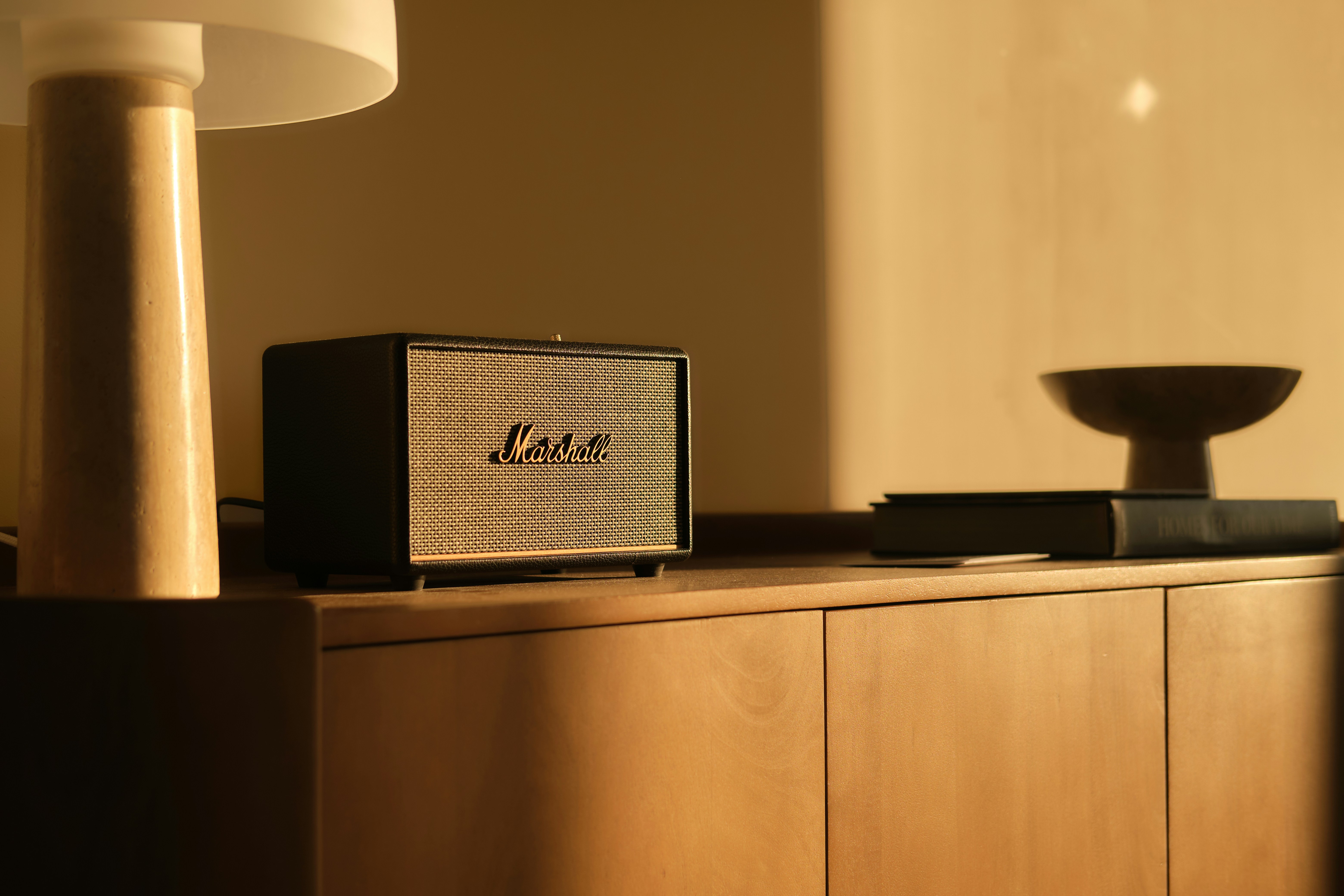 Un amplificateur vintage repose sur un meuble en bois.