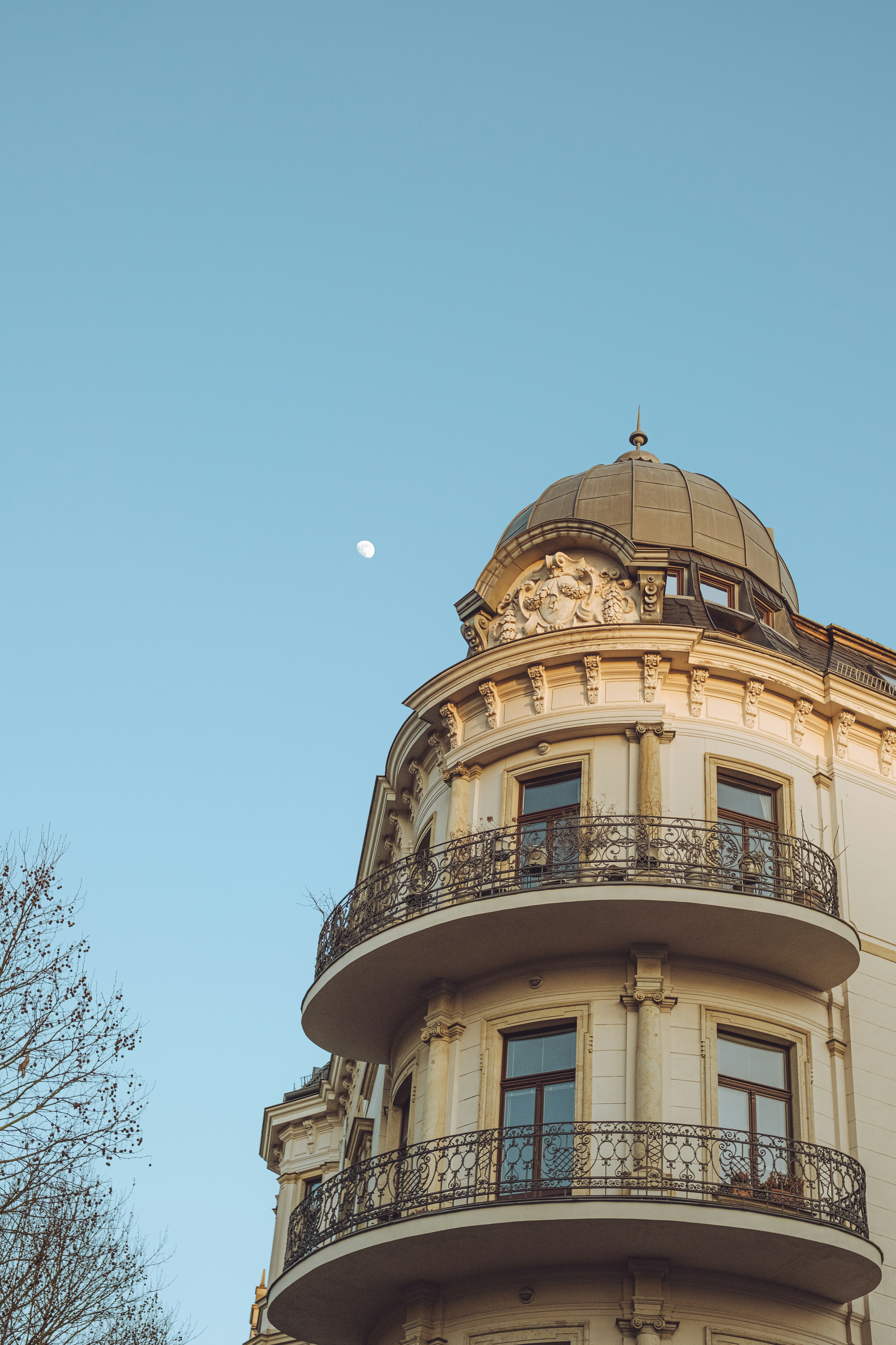 Verziertes Gebäude mit einer Kuppel vor klarem Himmel.